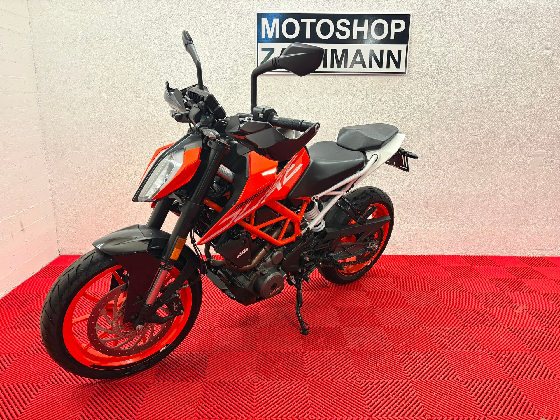 KTM 390 Duke-showroom-element-2