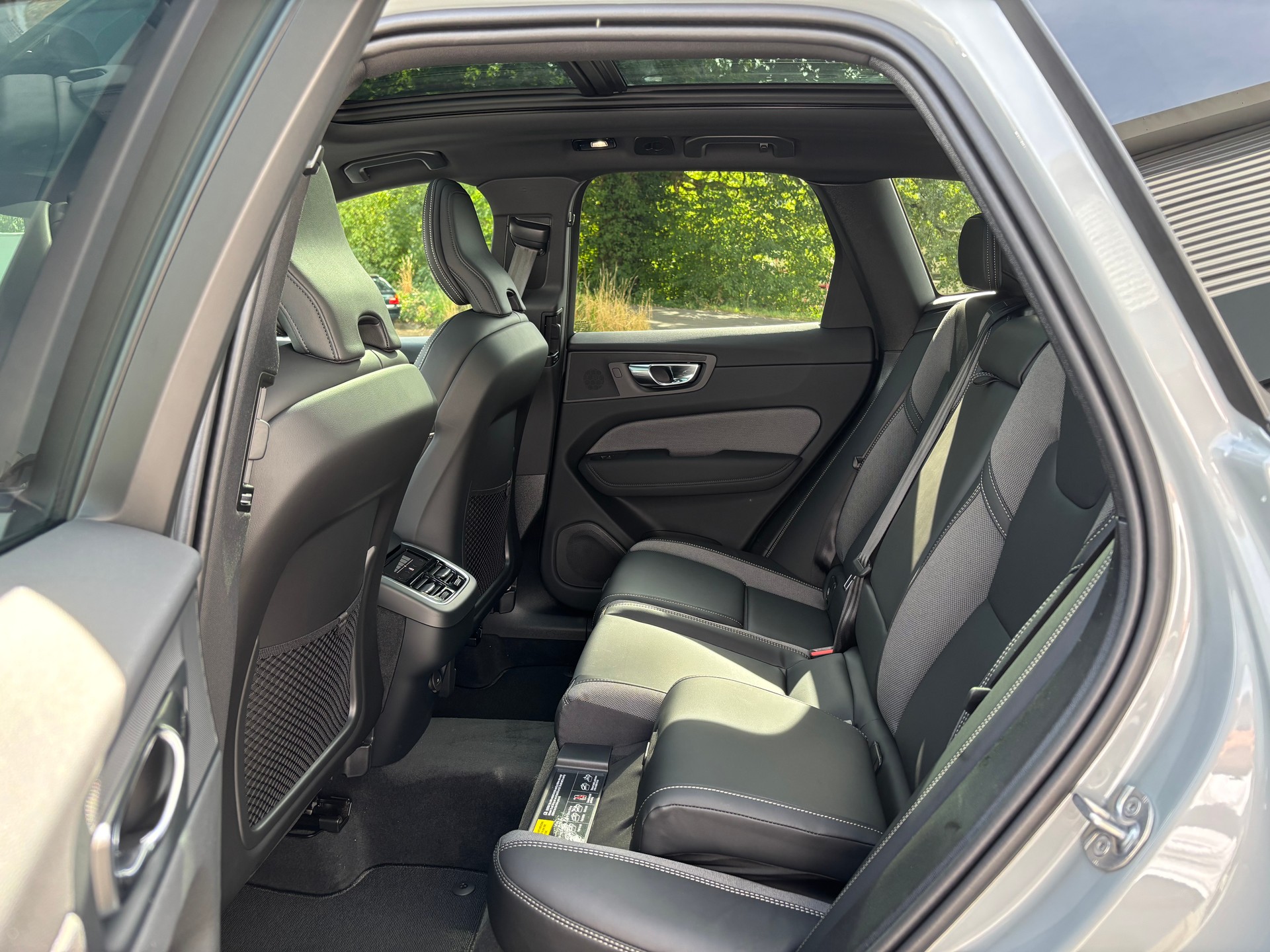 VOLVO XC60 2.0 B5 MH Black Edition AWD-image-11