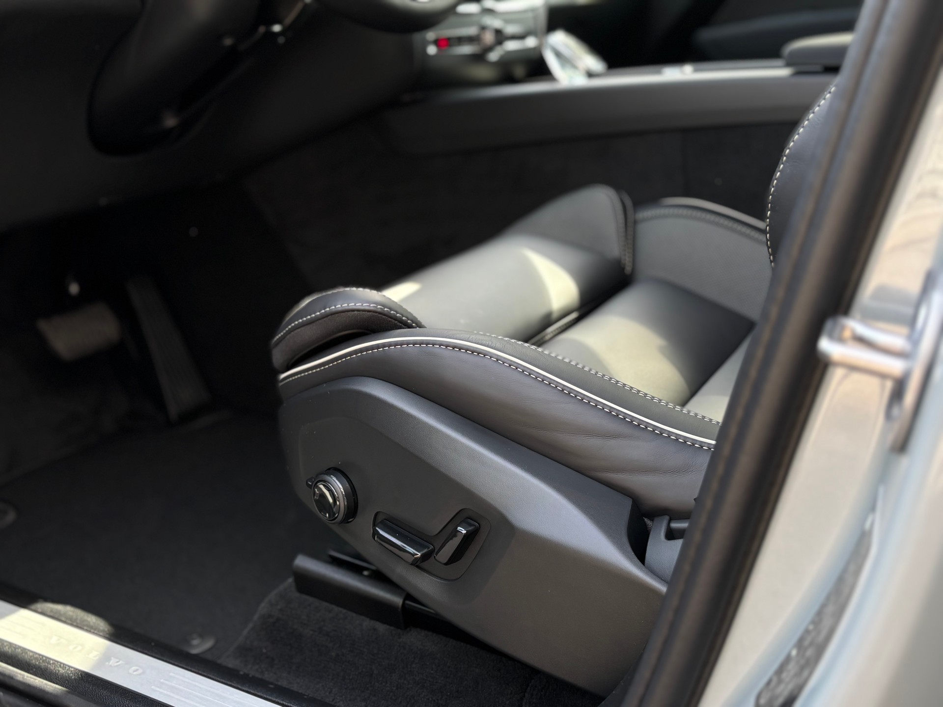 VOLVO XC60 2.0 B5 MH Black Edition AWD-image-17