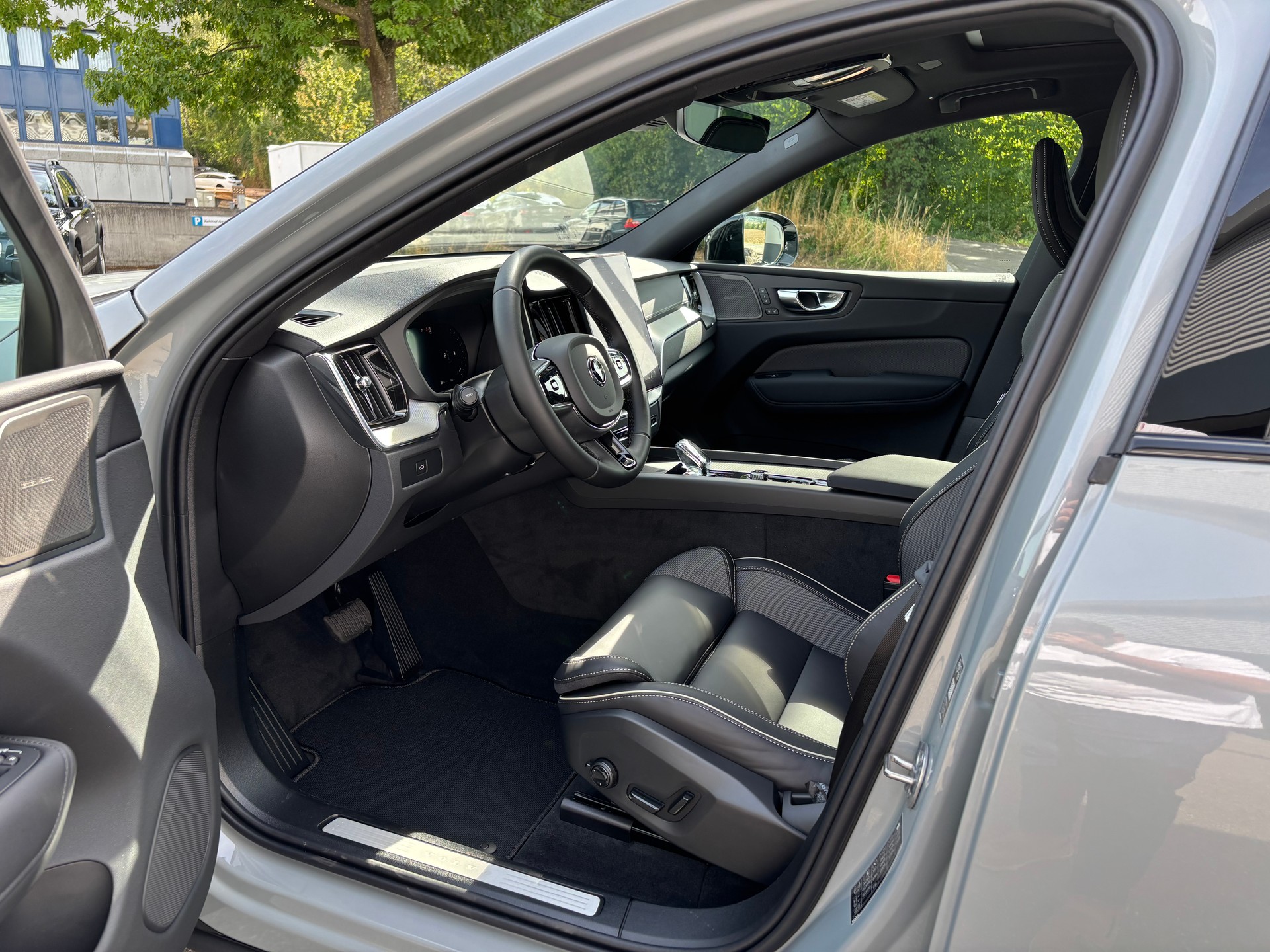 VOLVO XC60 2.0 B5 MH Black Edition AWD-image-2