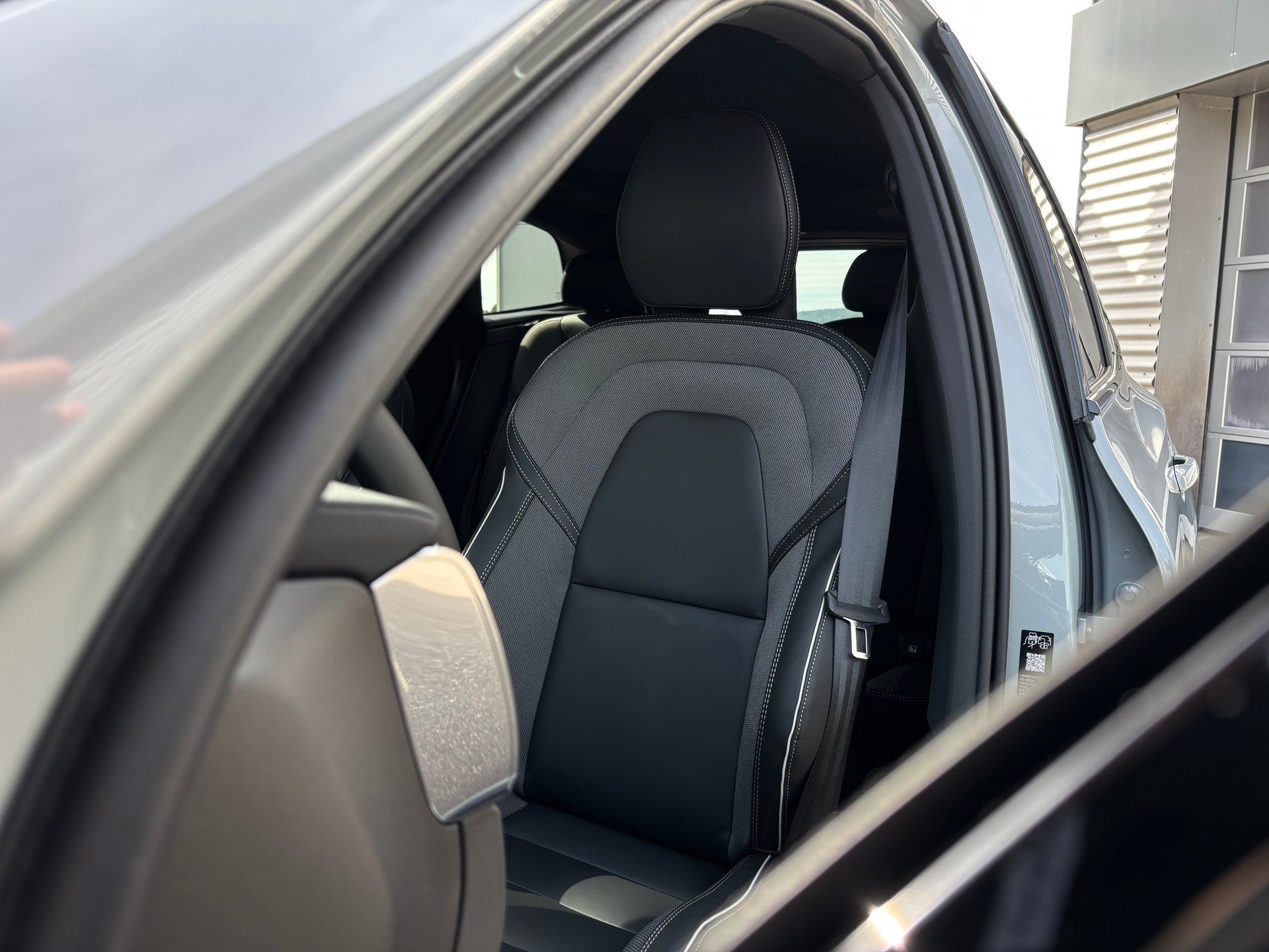 VOLVO XC60 2.0 B5 MH Black Edition AWD-image-3