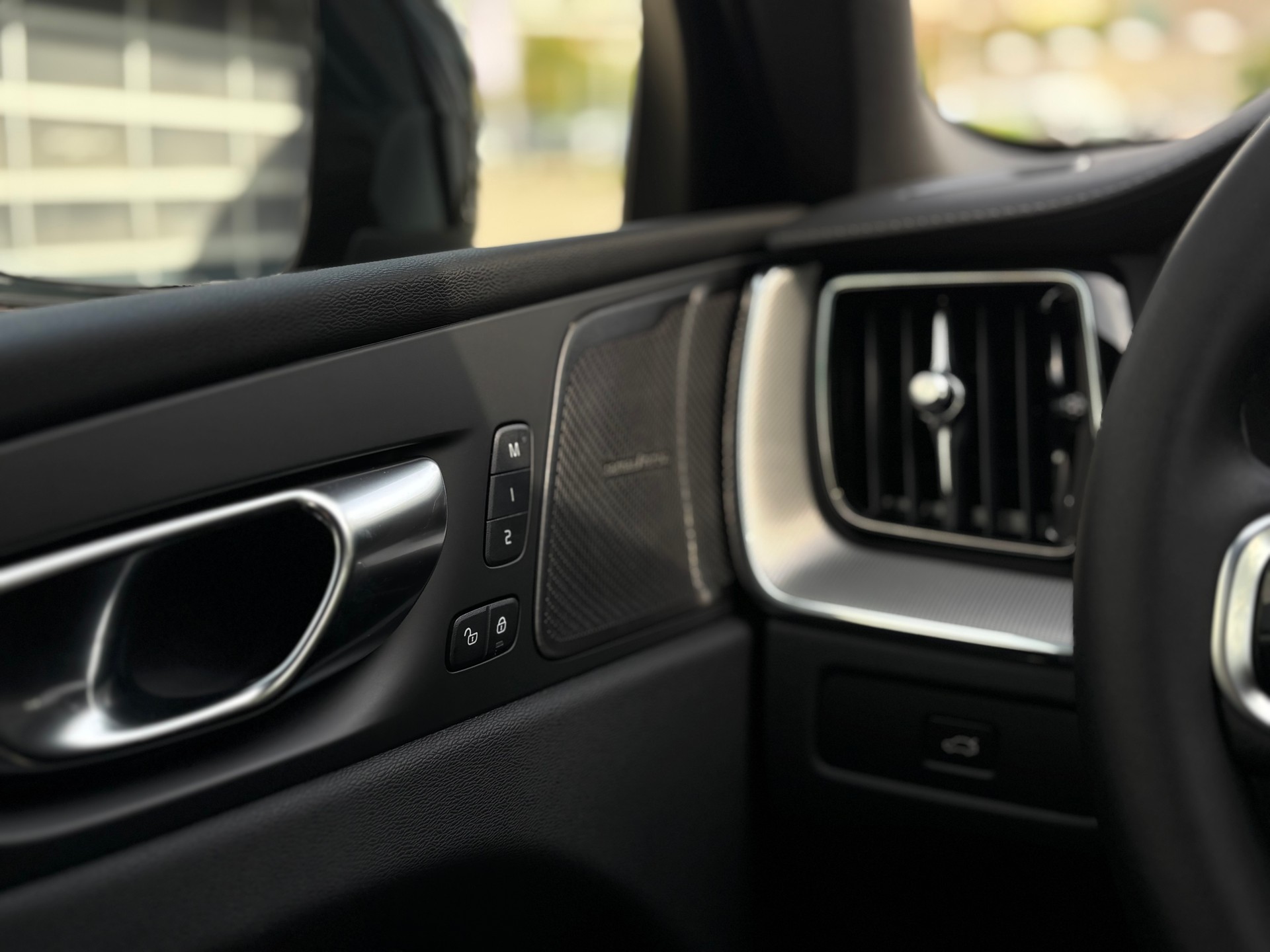 VOLVO XC60 2.0 B5 MH Black Edition AWD-image-15