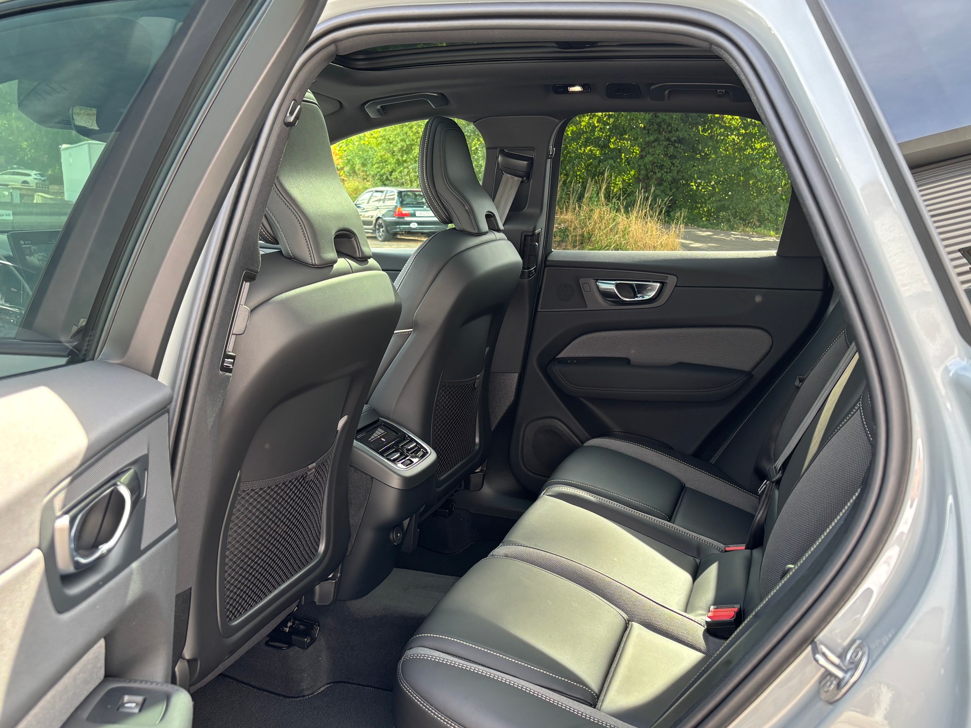 VOLVO XC60 2.0 B5 MH Black Edition AWD-image-10