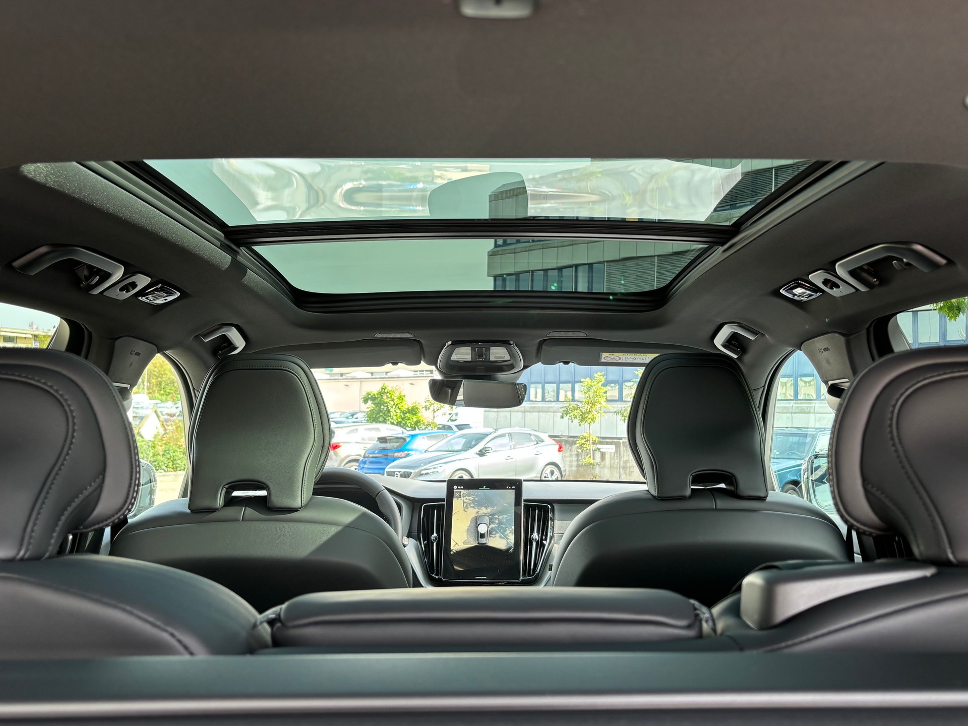 VOLVO XC60 2.0 B5 MH Black Edition AWD-image-9