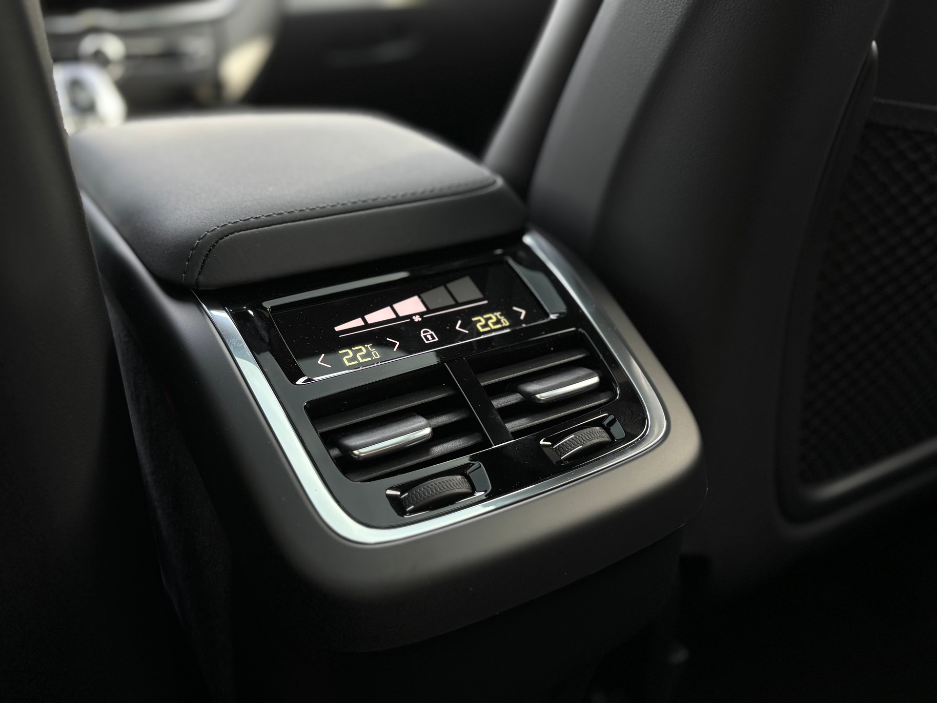 VOLVO XC60 2.0 B5 MH Black Edition AWD-image-12