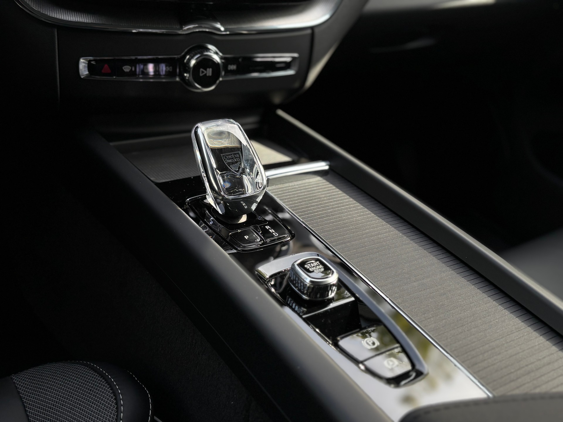 VOLVO XC60 2.0 B5 MH Black Edition AWD-image-16