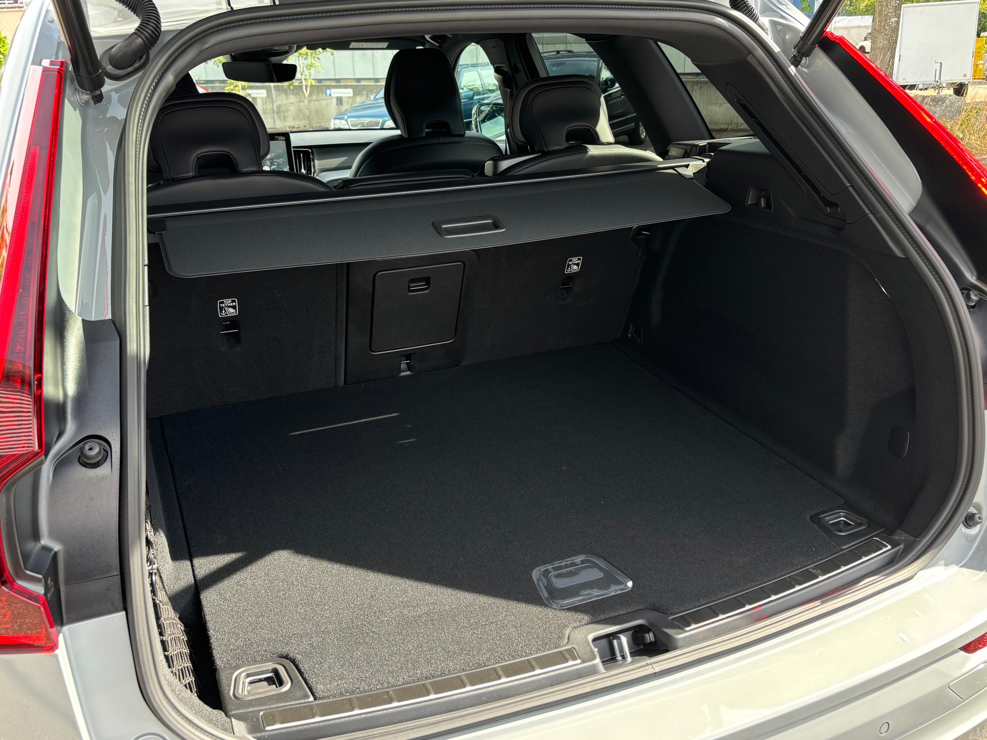 VOLVO XC60 2.0 B5 MH Black Edition AWD-image-8