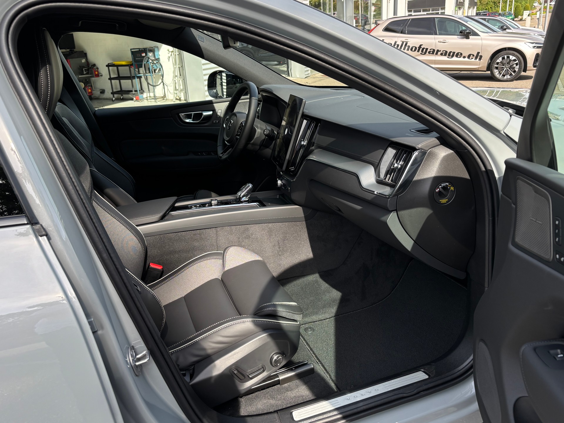 VOLVO XC60 2.0 B5 MH Black Edition AWD-image-6