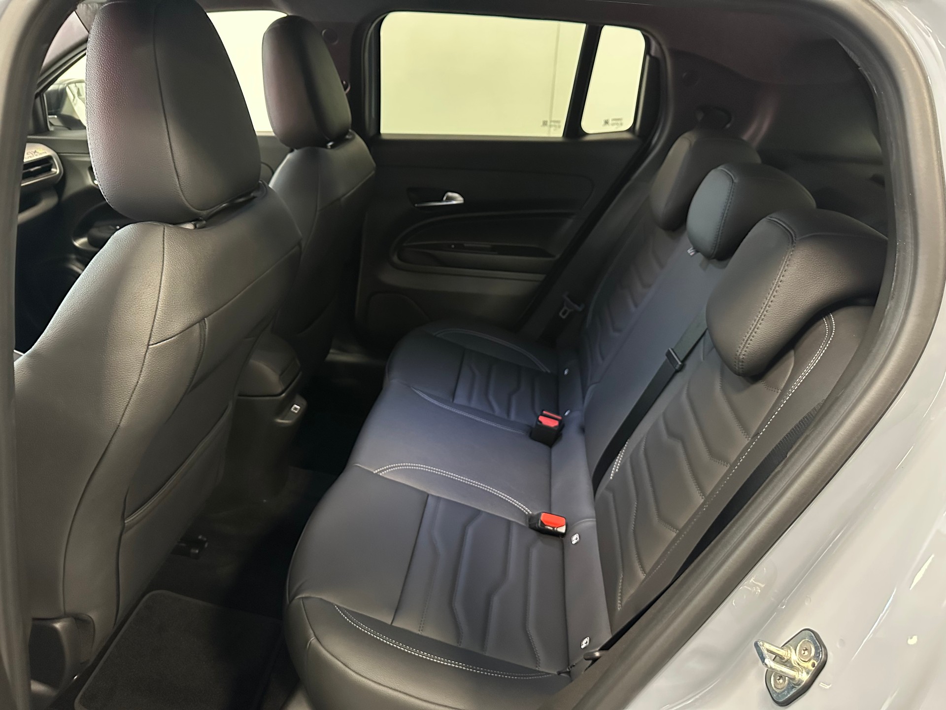 JEEP Avenger 1.2 Turbo MHEV Overland Leather 4xe-image-12