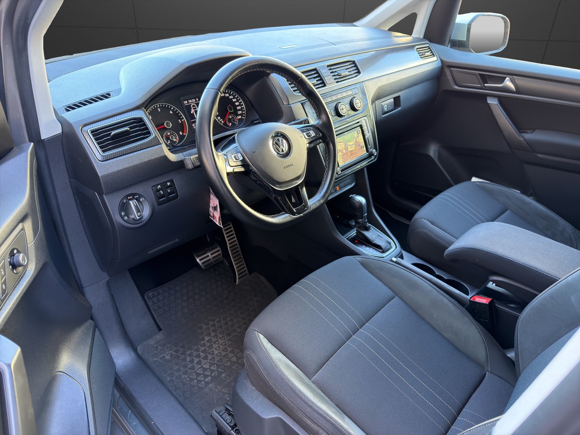 VW Caddy Alltrack 2.0 TDI DSG 150ps MFK&GARANTIE-image-12