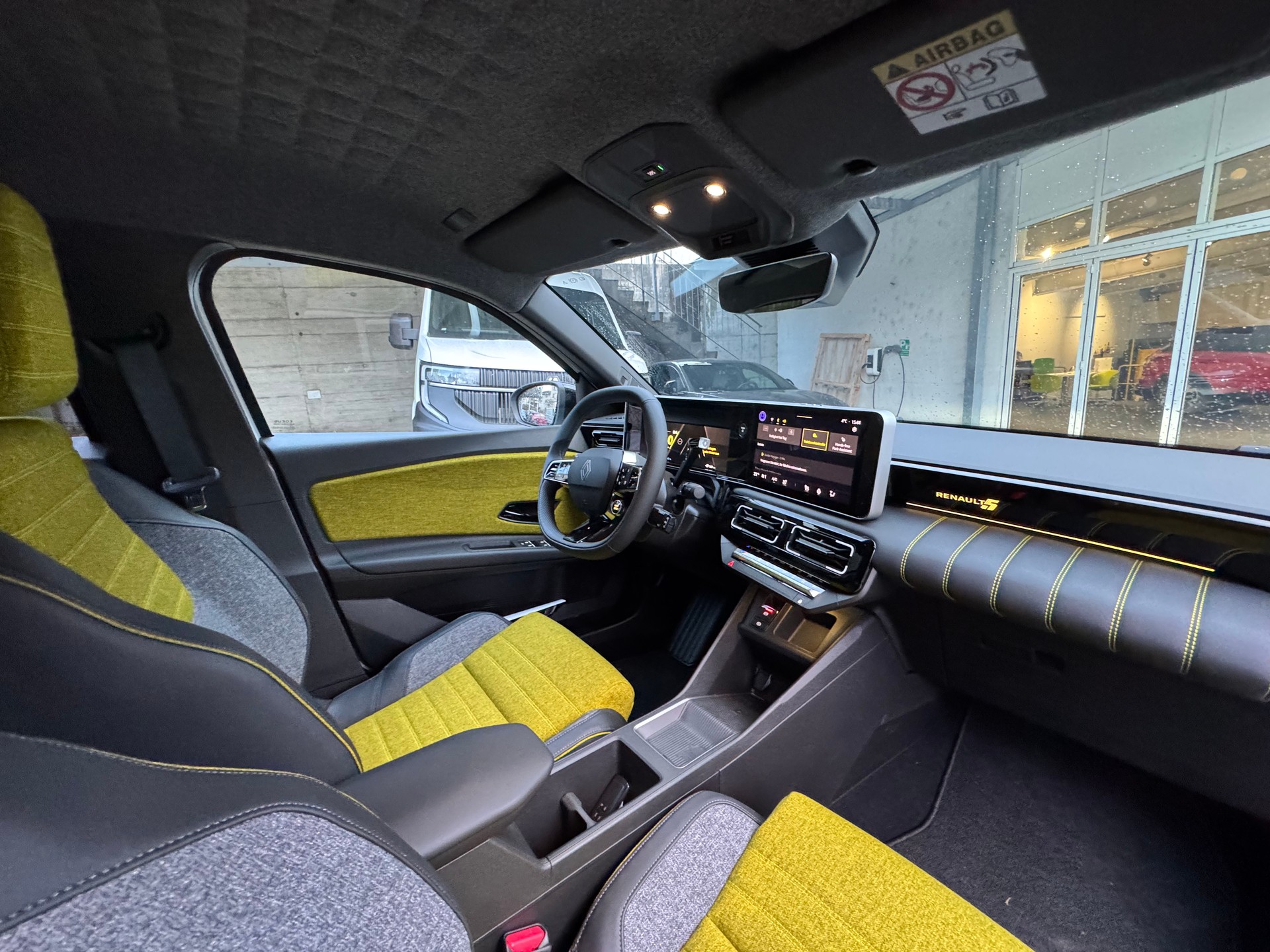 RENAULT R5 E-Tech Comfort Range 52 kWh Iconic Five-image-8
