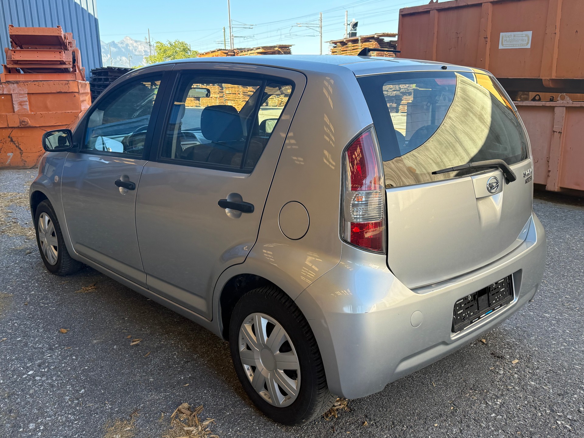 DAIHATSU Sirion 1.3 S Custom 4WD-image-3