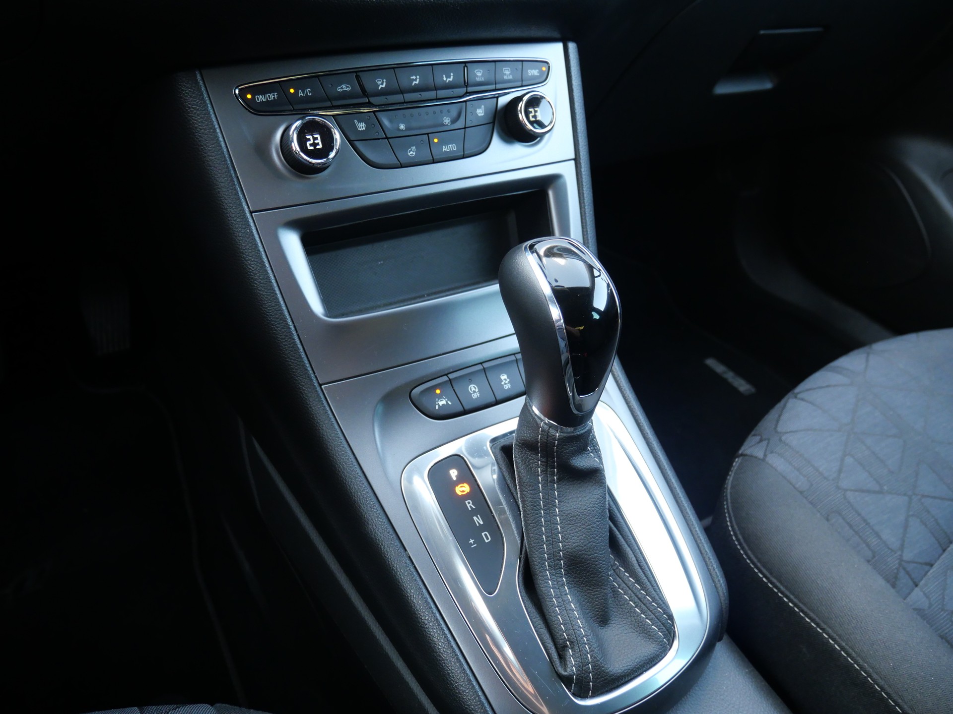 OPEL Astra 1.4i Turbo 120 Years Edition Automatic-image-12