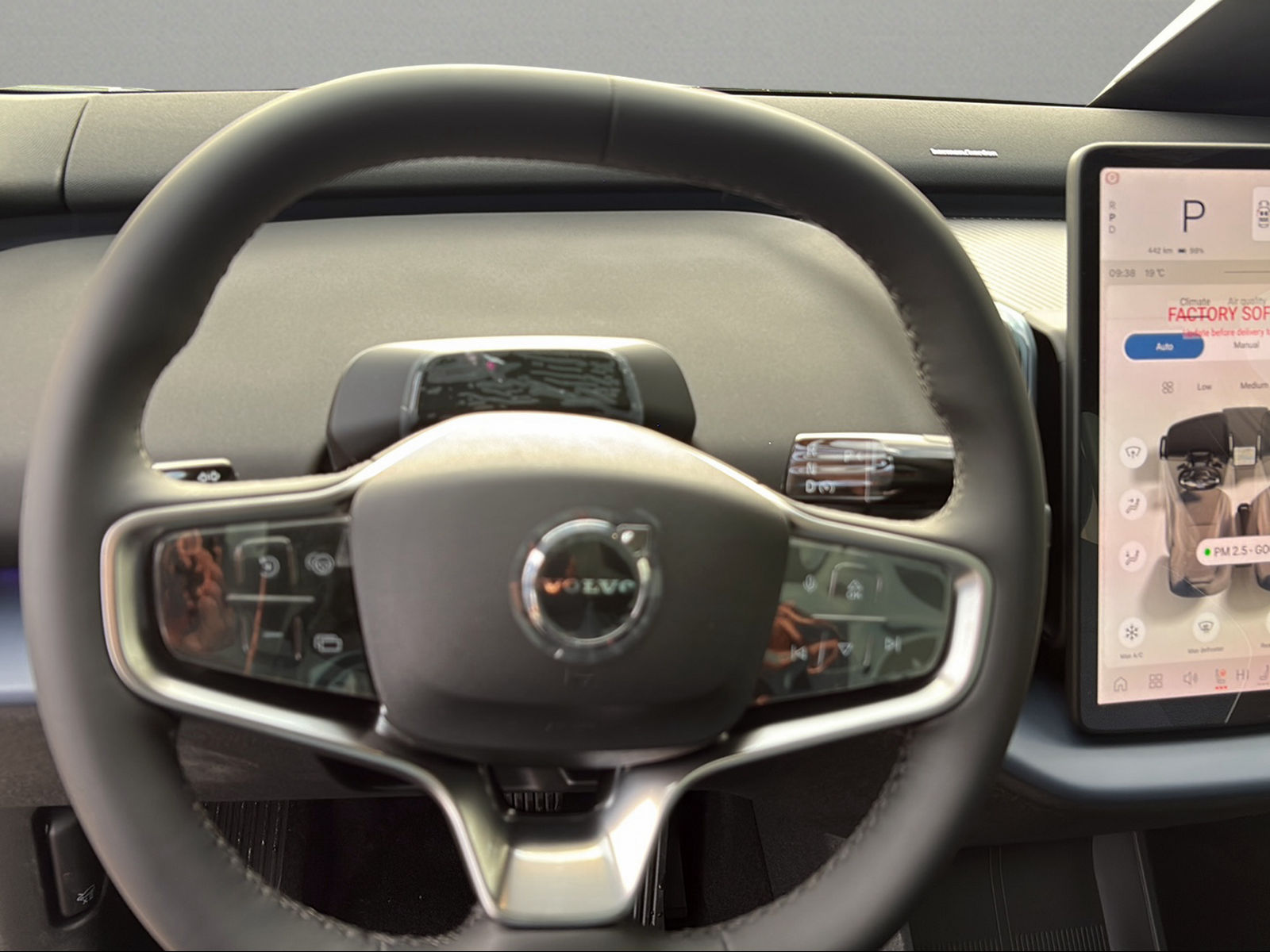 VOLVO EX30 P8 69 kWh AWD Xcentric Black Edition-image-11