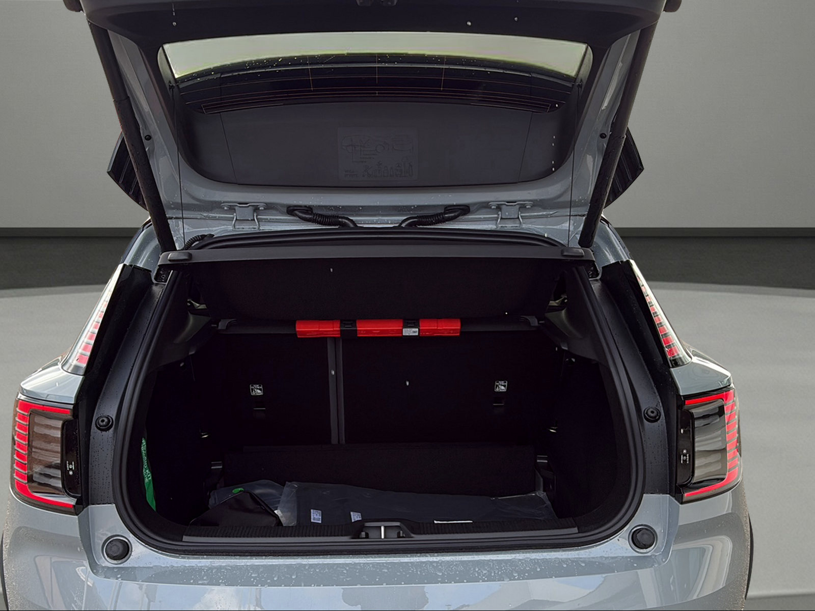 VOLVO EX30 P8 69 kWh AWD Xcentric Black Edition-image-8