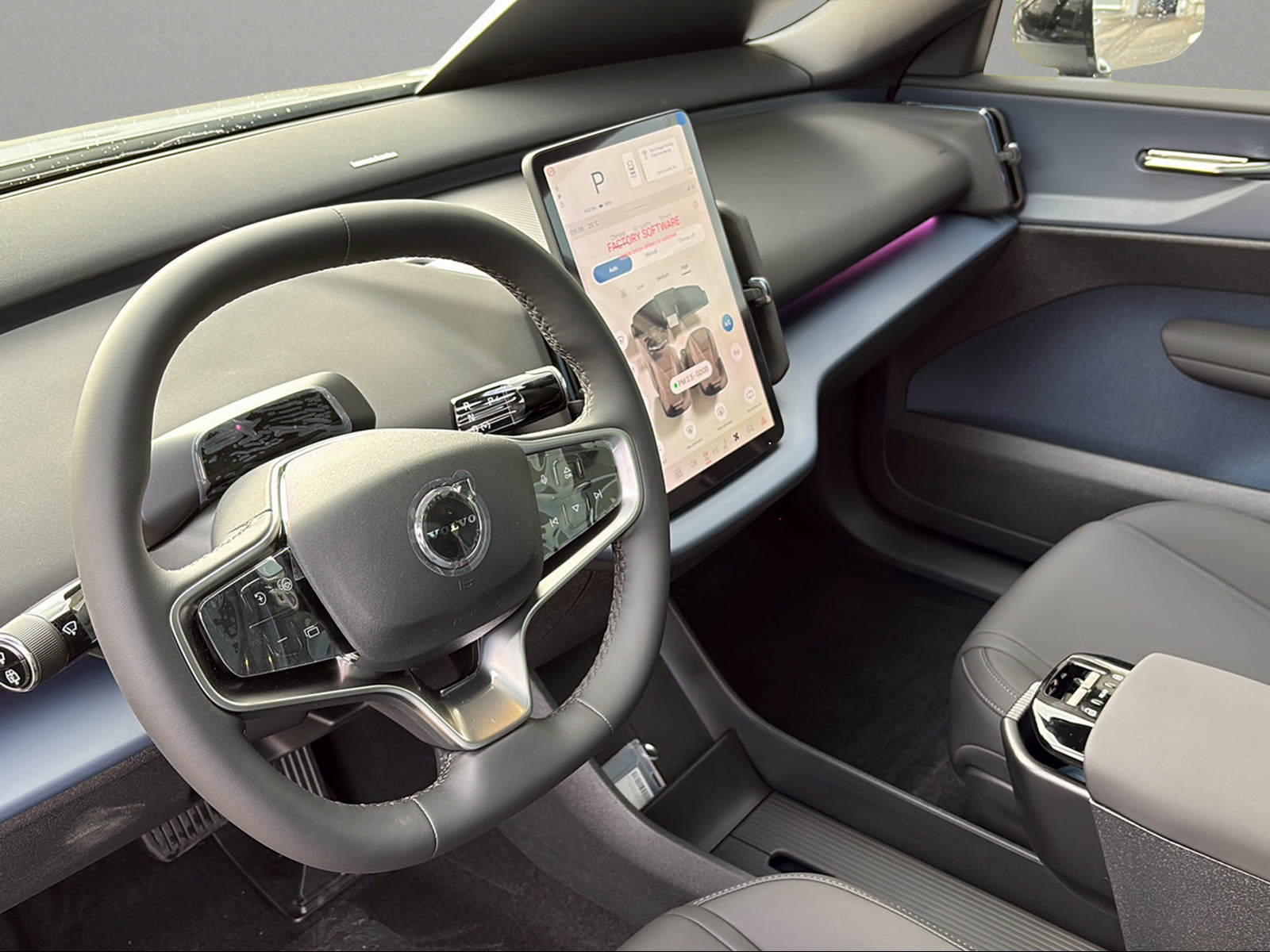 VOLVO EX30 P8 69 kWh AWD Xcentric Black Edition-image-10
