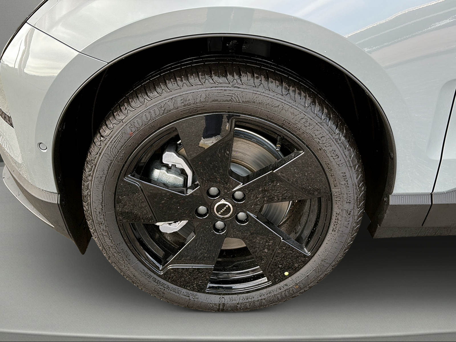 VOLVO EX30 P8 69 kWh AWD Xcentric Black Edition-image-2