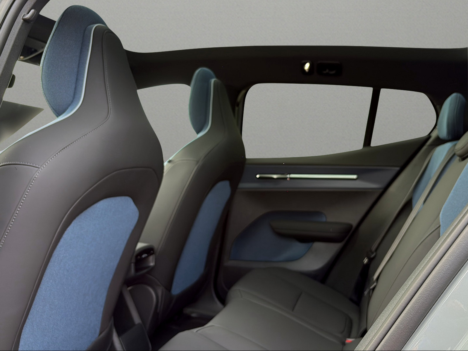 VOLVO EX30 P8 69 kWh AWD Xcentric Black Edition-image-5