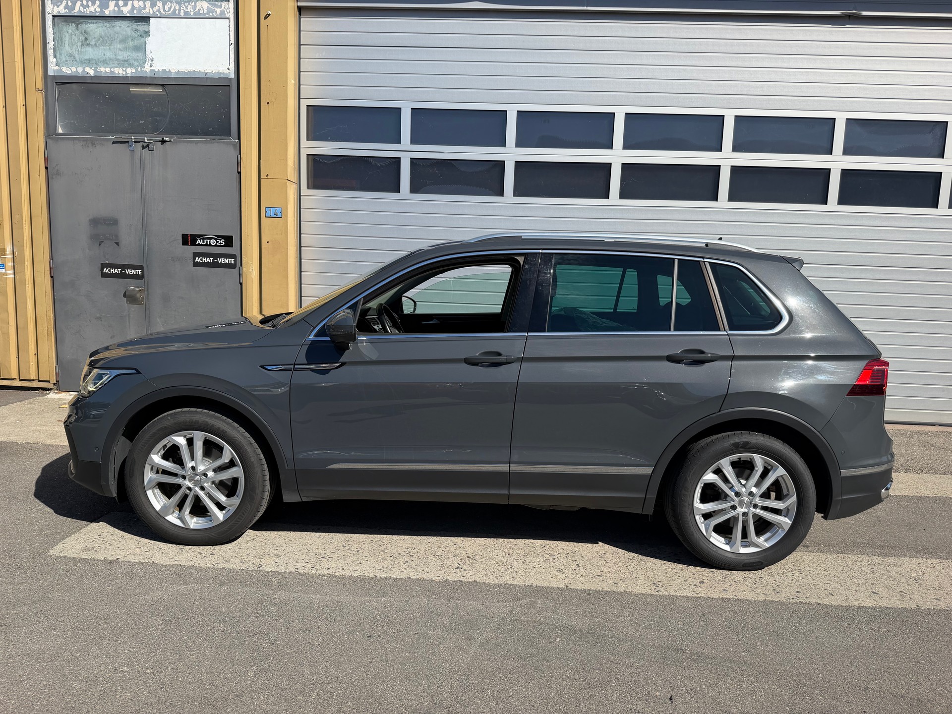 VW Tiguan 2.0 TDI SCR Life 4Motion DSG-image-6