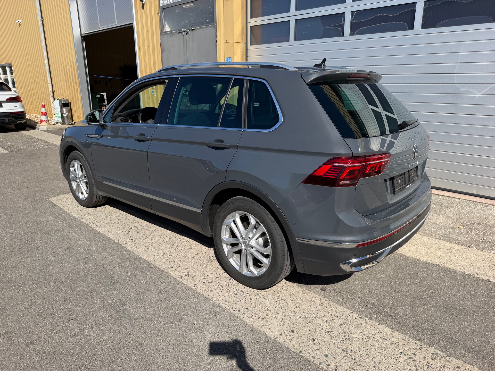 VW Tiguan 2.0 TDI SCR Life 4Motion DSG-image-3