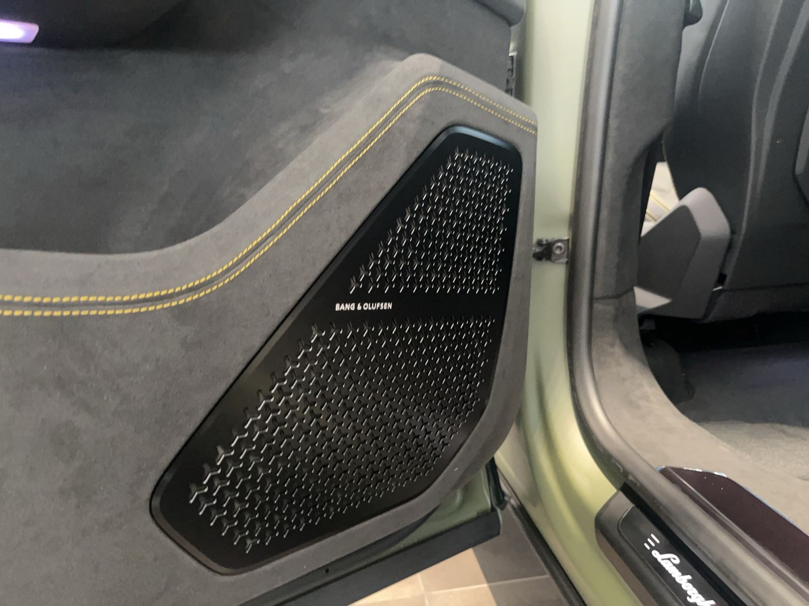 LAMBORGHINI Urus SE 26-image-12