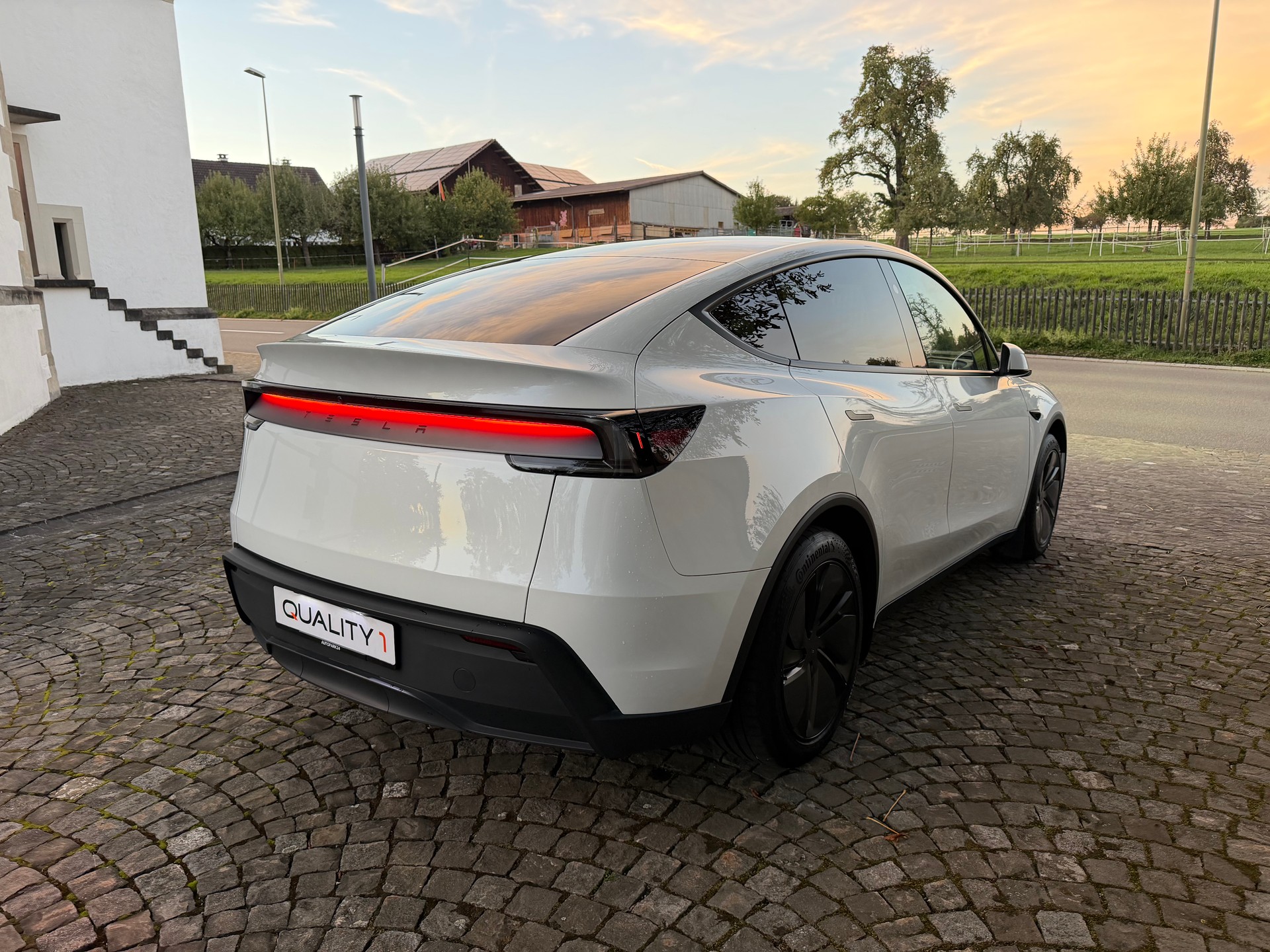 TESLA Model Y RWD Premium Ausstattung / CH-Fahrzeug / 1 Hand / 96 Monate Werksgarantie / 8 Fach / AMD Ryzen / Panorama /Wärmepumpe-image-4