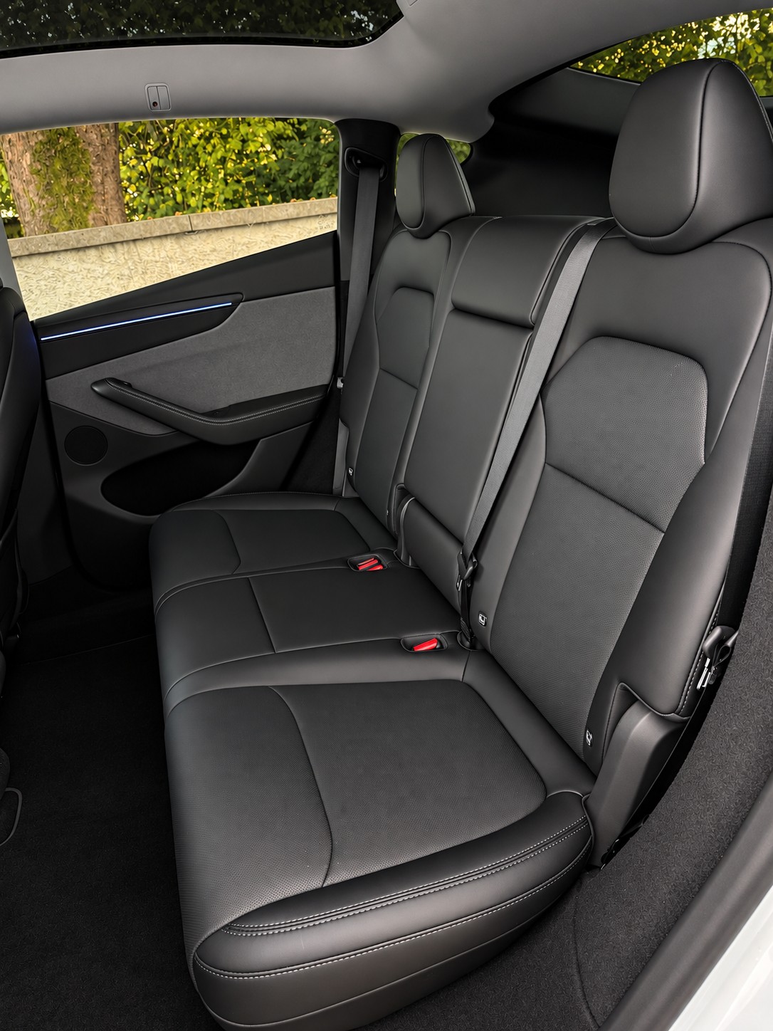 TESLA Model Y RWD Premium Ausstattung / CH-Fahrzeug / 1 Hand / 96 Monate Werksgarantie / 8 Fach / AMD Ryzen / Panorama /Wärmepumpe-image-12
