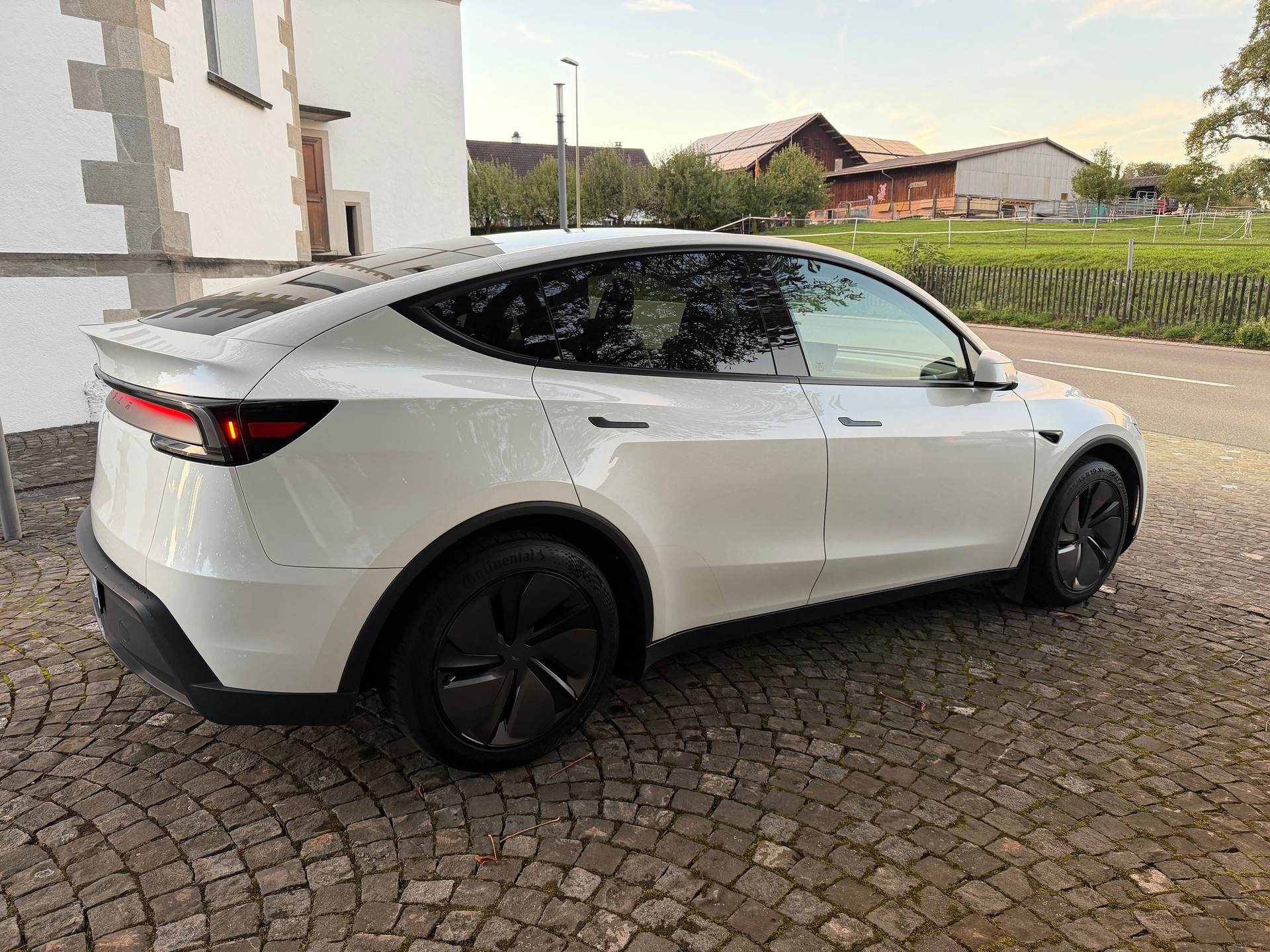 TESLA Model Y RWD Premium Ausstattung / CH-Fahrzeug / 1 Hand / 96 Monate Werksgarantie / 8 Fach / AMD Ryzen / Panorama /Wärmepumpe-image-3