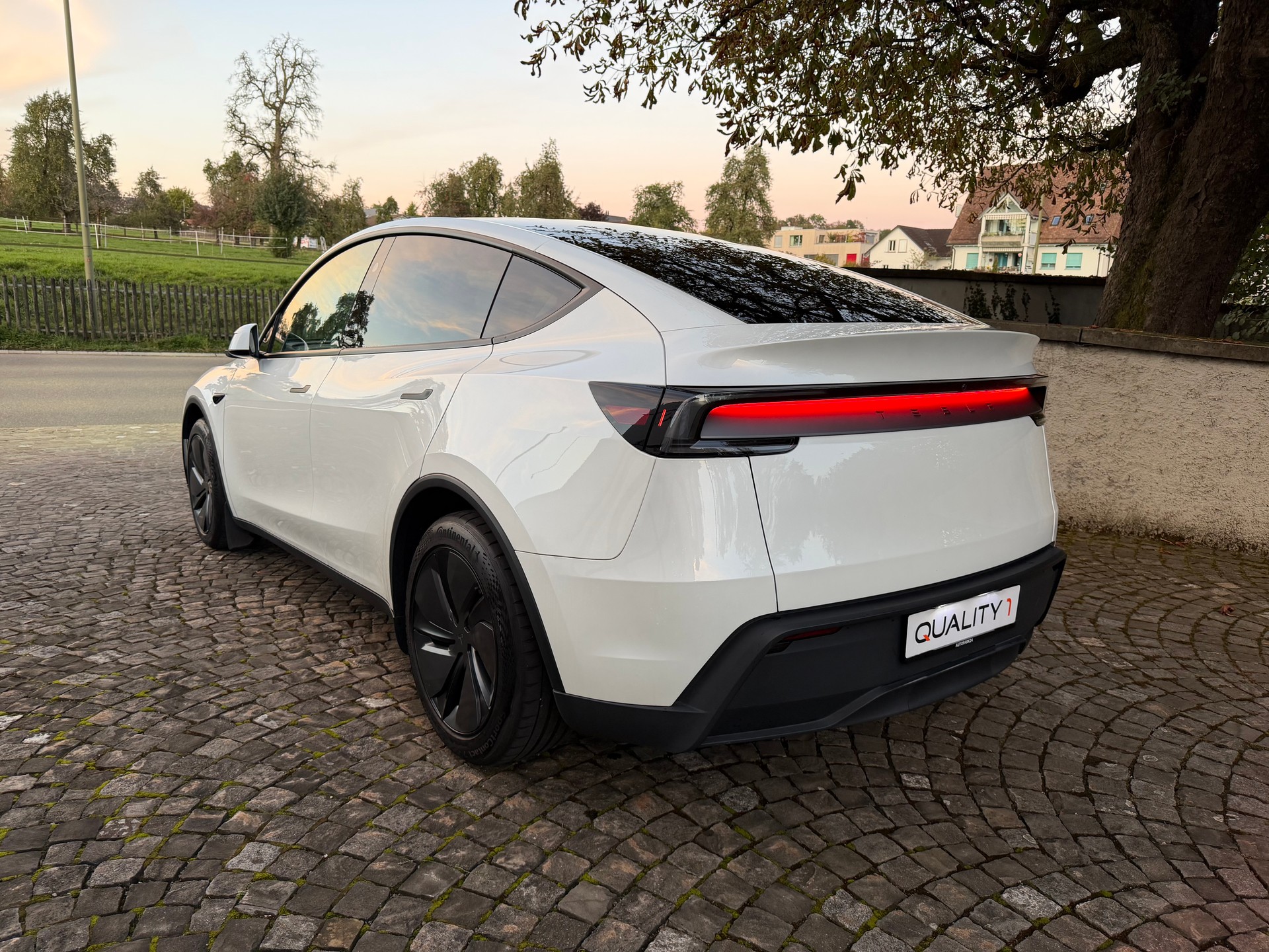 TESLA Model Y RWD Premium Ausstattung / CH-Fahrzeug / 1 Hand / 96 Monate Werksgarantie / 8 Fach / AMD Ryzen / Panorama /Wärmepumpe-image-6