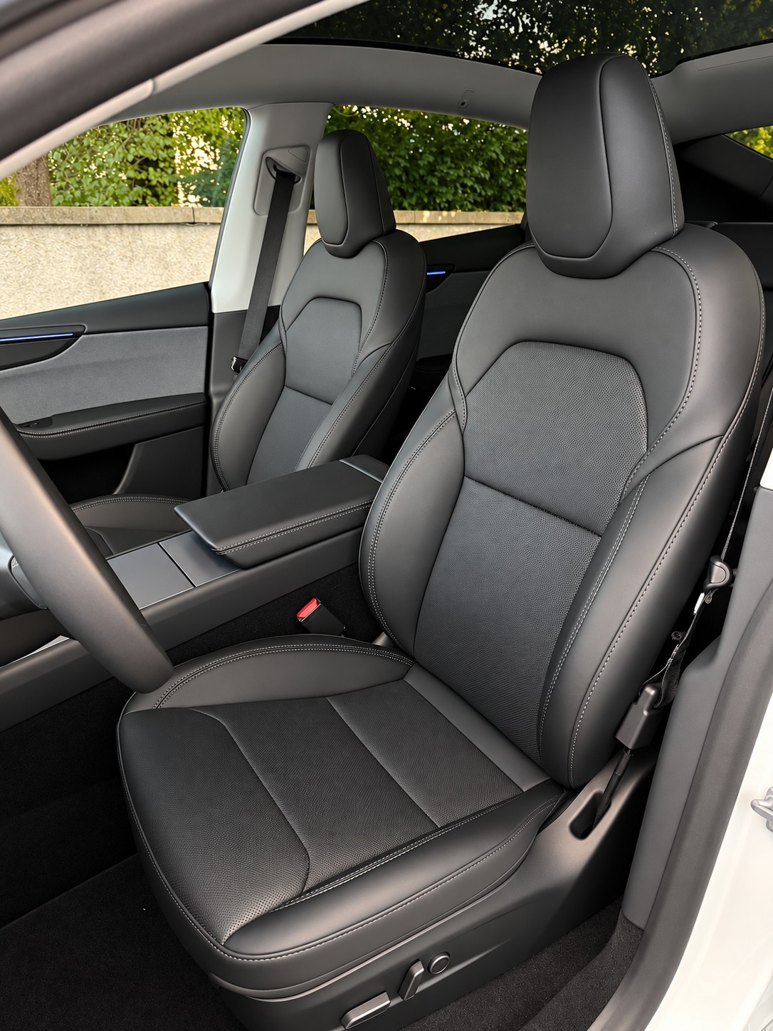 TESLA Model Y RWD Premium Ausstattung / CH-Fahrzeug / 1 Hand / 96 Monate Werksgarantie / 8 Fach / AMD Ryzen / Panorama /Wärmepumpe-image-9