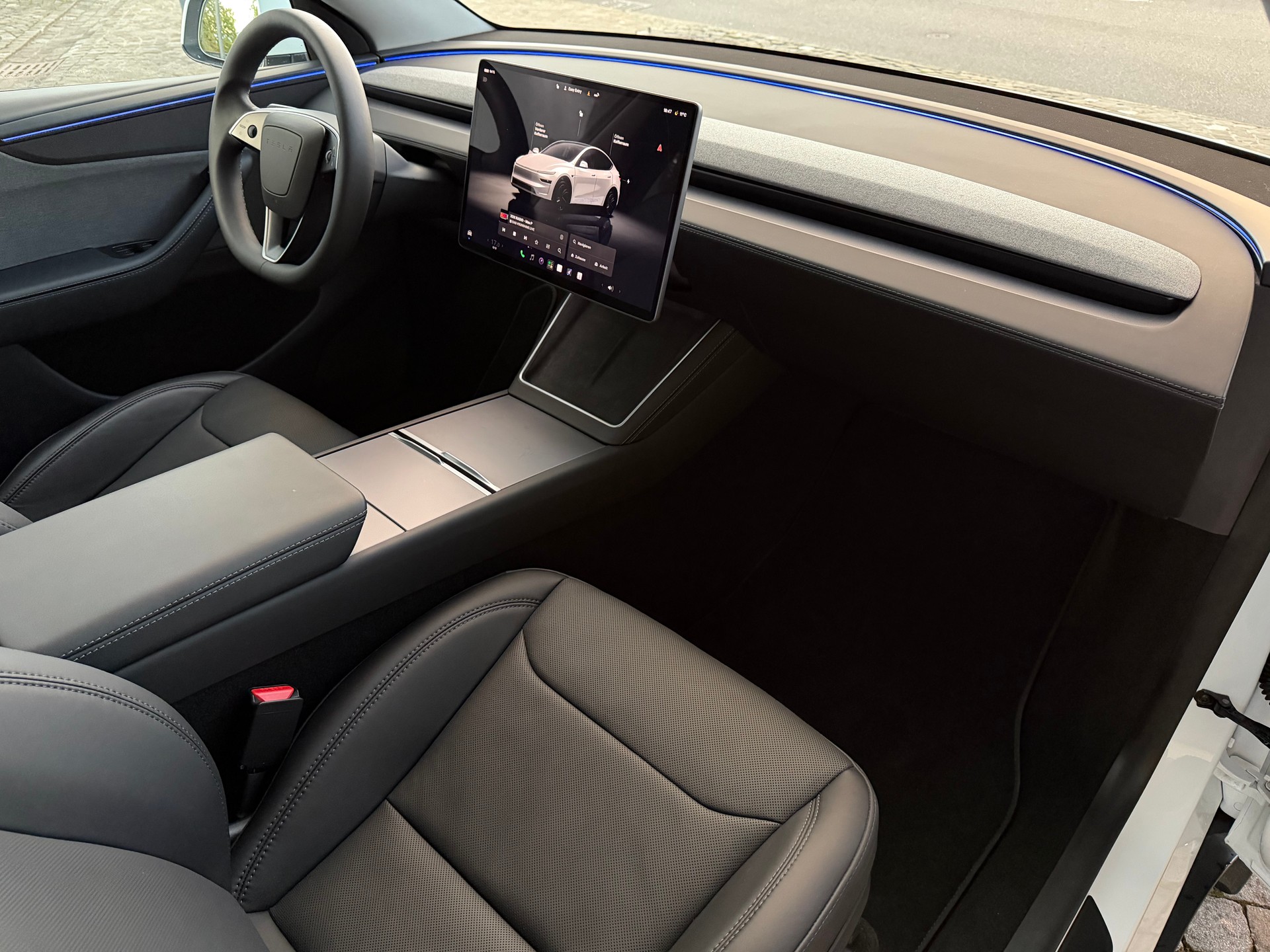 TESLA Model Y RWD Premium Ausstattung / CH-Fahrzeug / 1 Hand / 96 Monate Werksgarantie / 8 Fach / AMD Ryzen / Panorama /Wärmepumpe-image-10