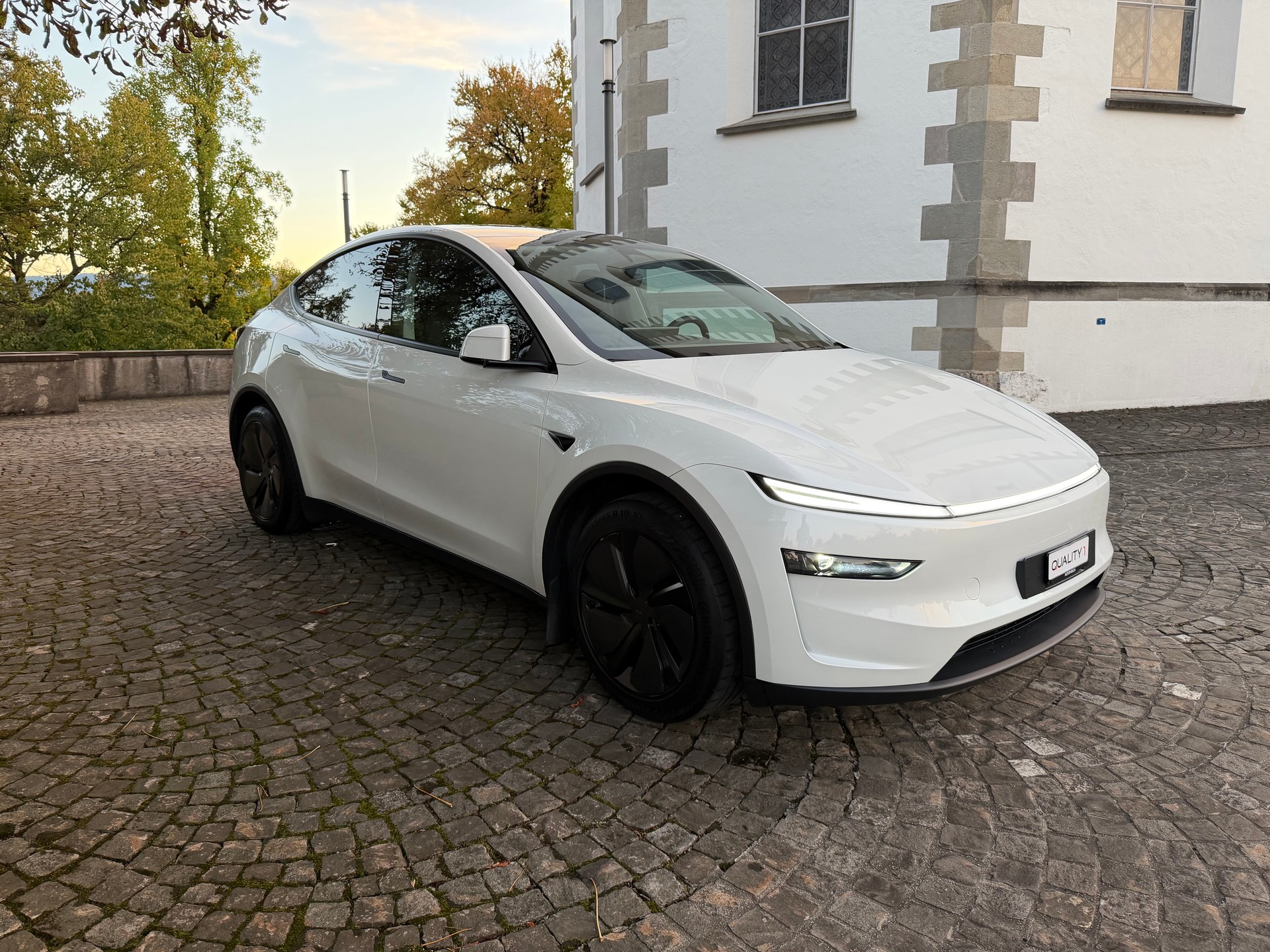 TESLA Model Y RWD Premium Ausstattung / CH-Fahrzeug / 1 Hand / 96 Monate Werksgarantie / 8 Fach / AMD Ryzen / Panorama /Wärmepumpe-image-2