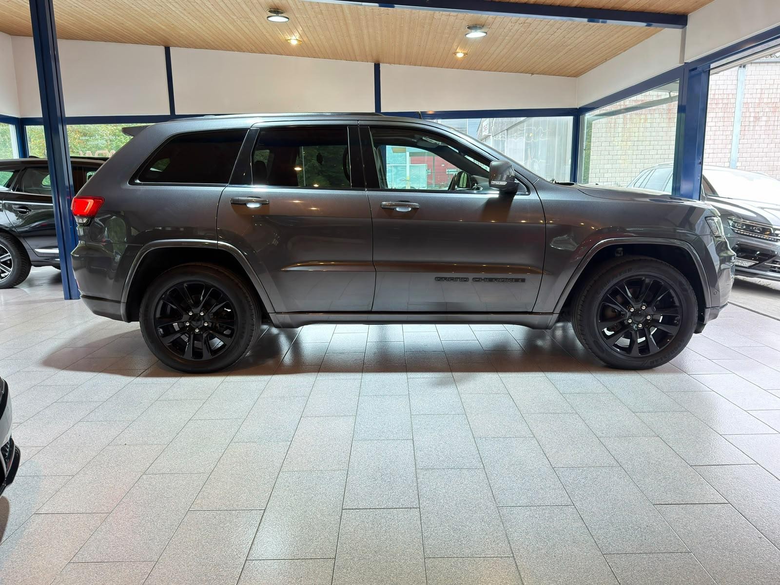 JEEP Grand Cherokee 3.0 CRD Summit Automatic-image-9