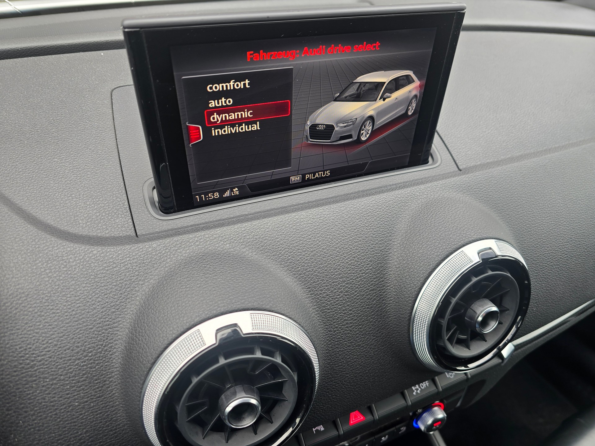 AUDI RS3 Sportback 2.5 TSI quattro S-tronic-image-14