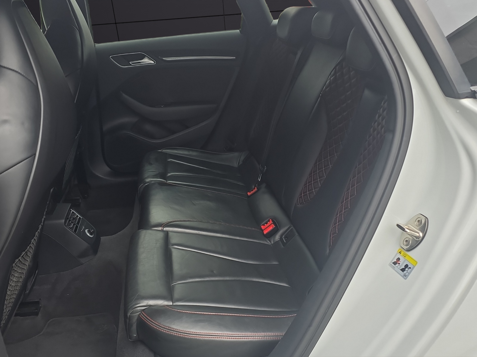 AUDI RS3 Sportback 2.5 TSI quattro S-tronic-image-18