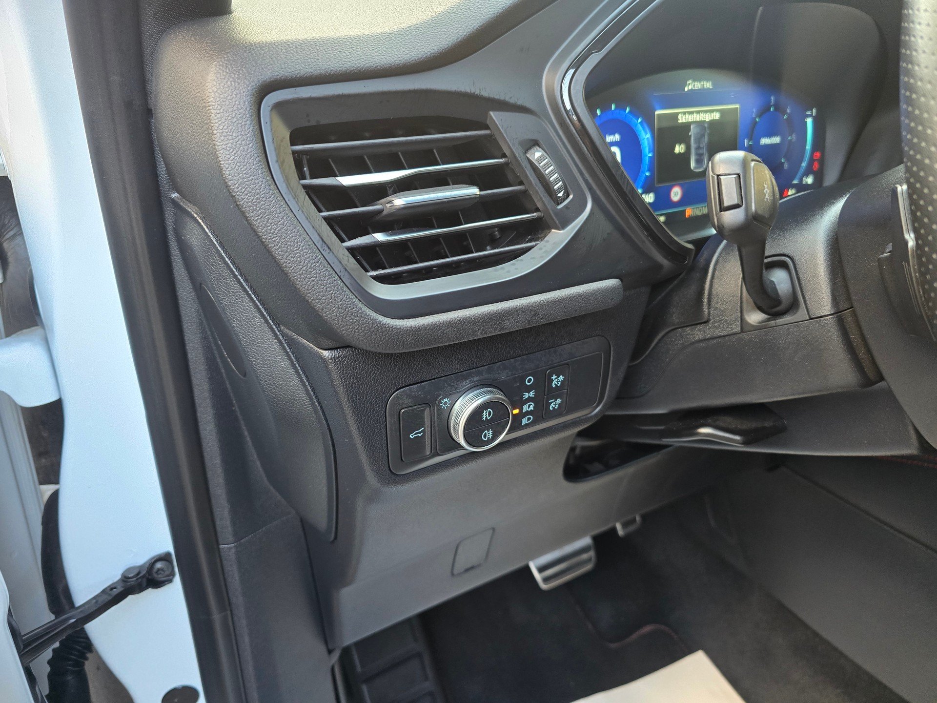 FORD Kuga 2.0 TDCi EcoBlue ST-Line X 4WD-image-18