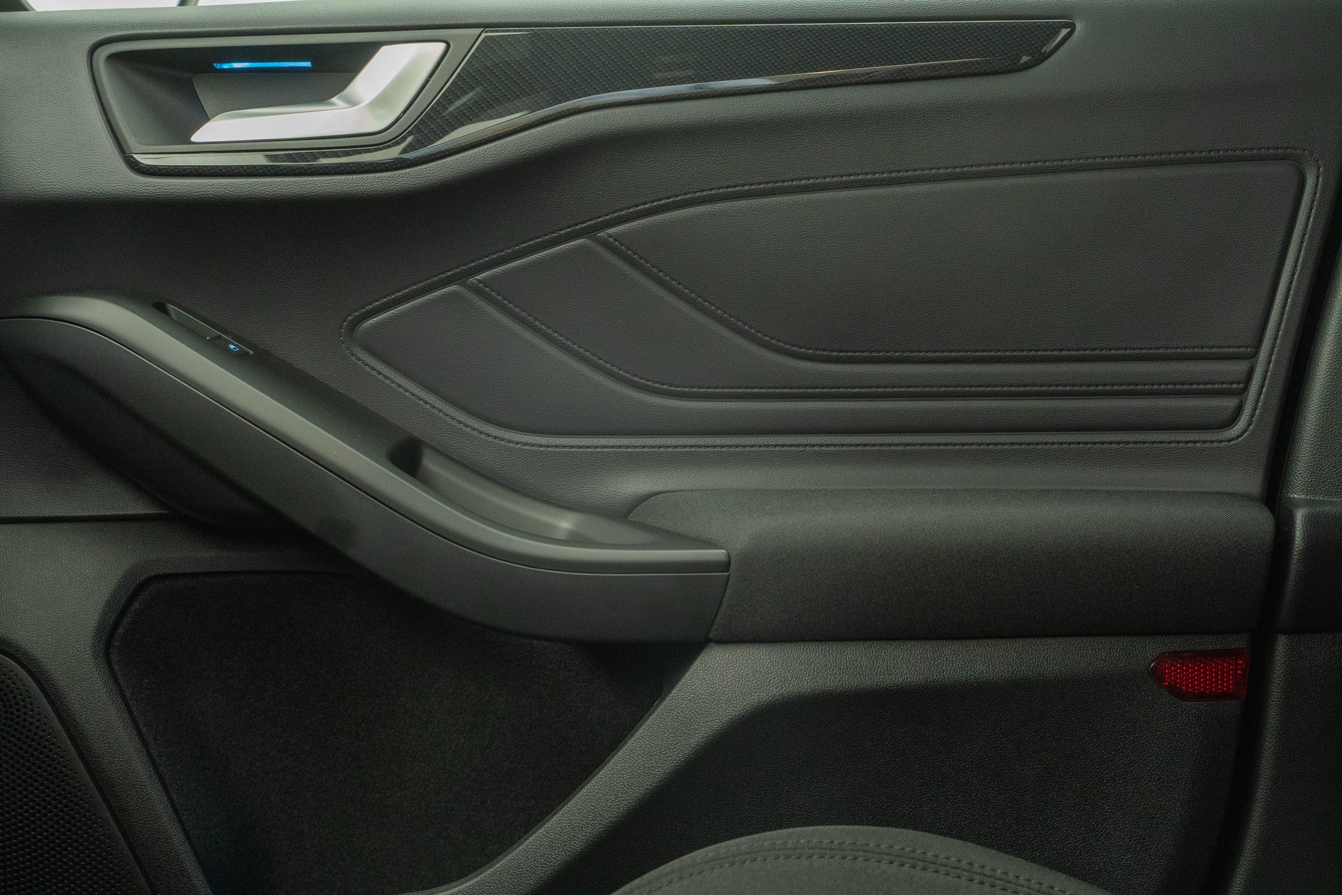 FORD Focus 1.0i EcoB Hybrid 155 ST-Line X-image-13