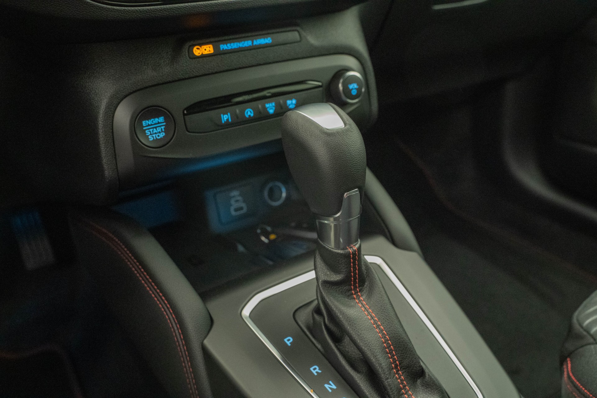 FORD Focus 1.0i EcoB Hybrid 155 ST-Line X-image-11