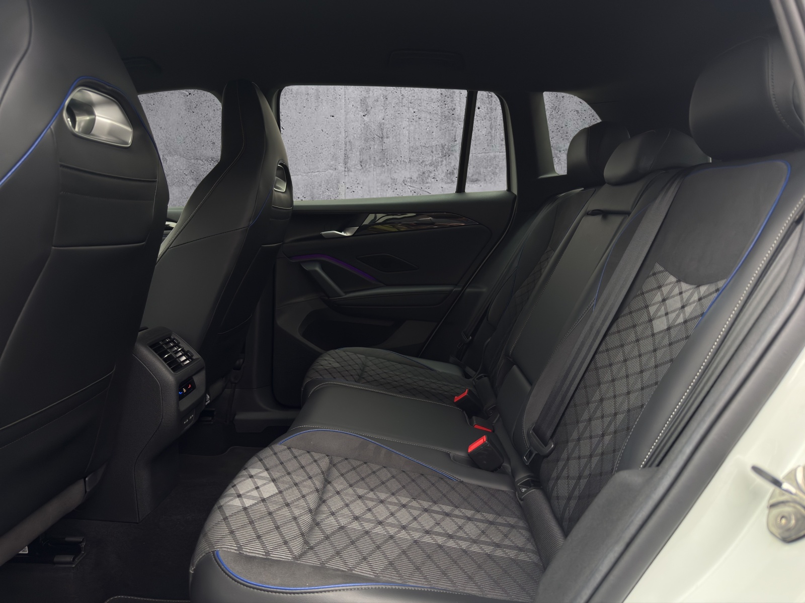 VW Tiguan 2.0 TDI SCR R-Line 4Motion DSG *CH-Fahrzeug*-image-8