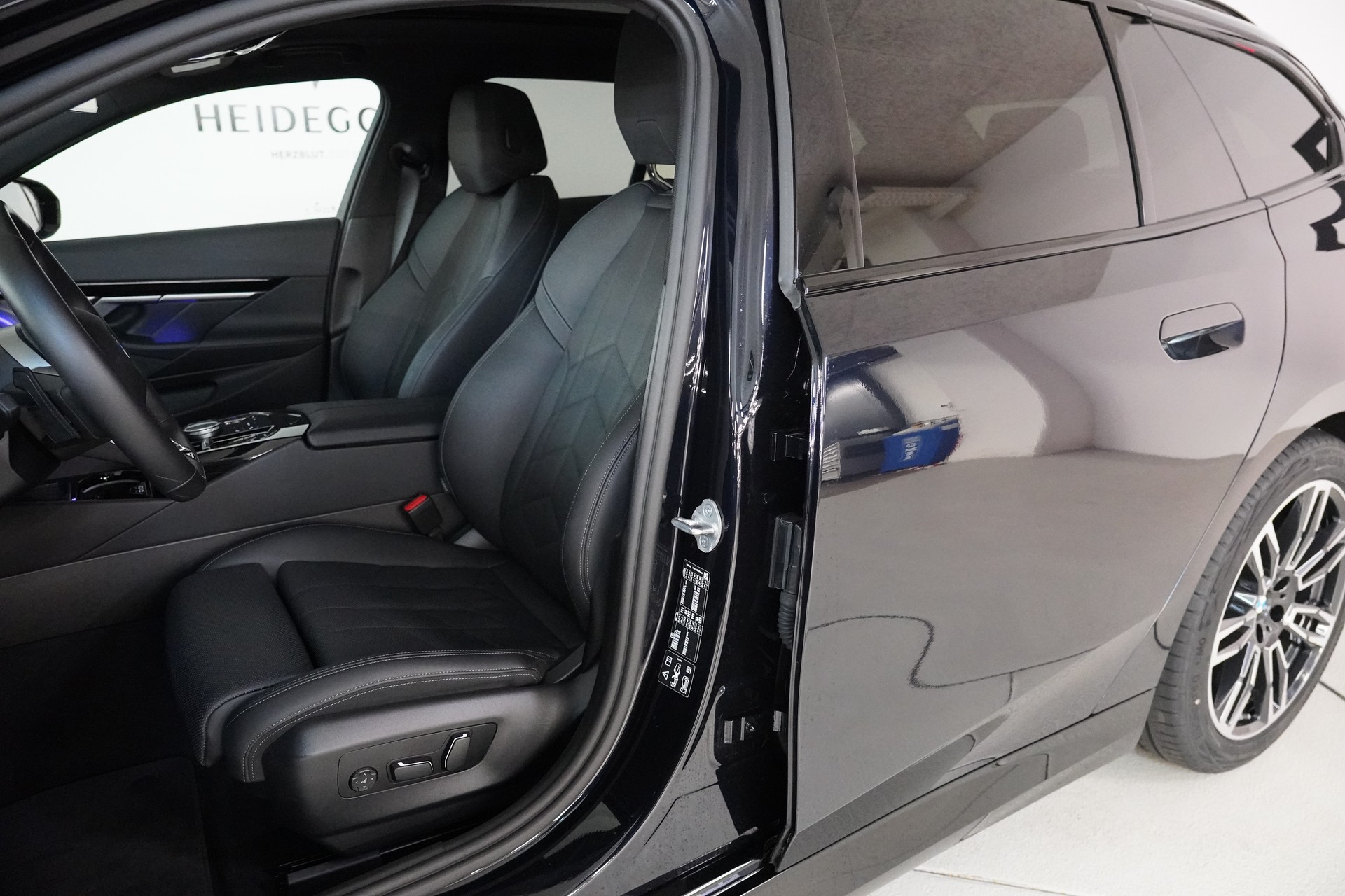 BMW 520d xDrive 48V Touring M Sport Steptronic-image-11