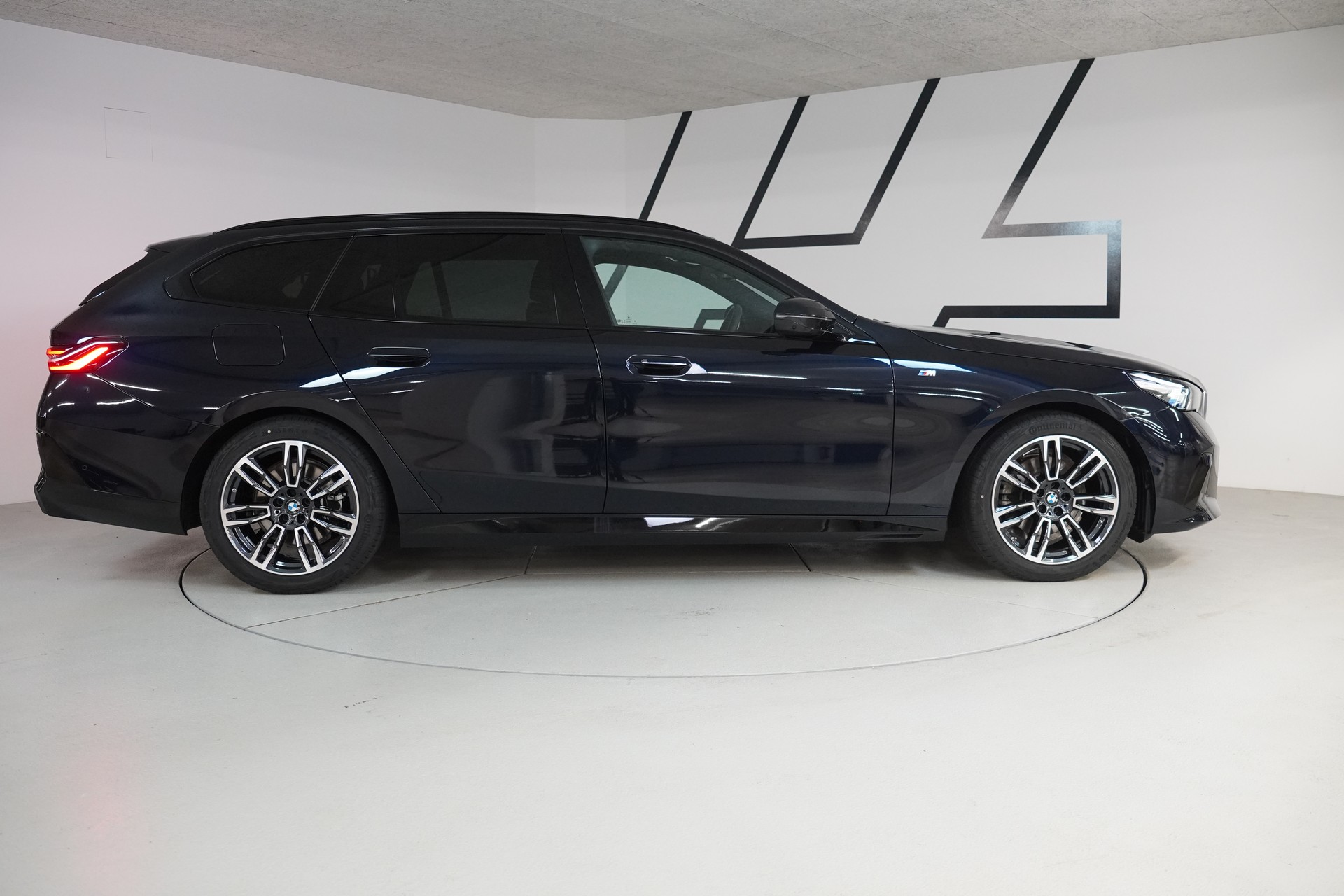 BMW 520d xDrive 48V Touring M Sport Steptronic-image-7