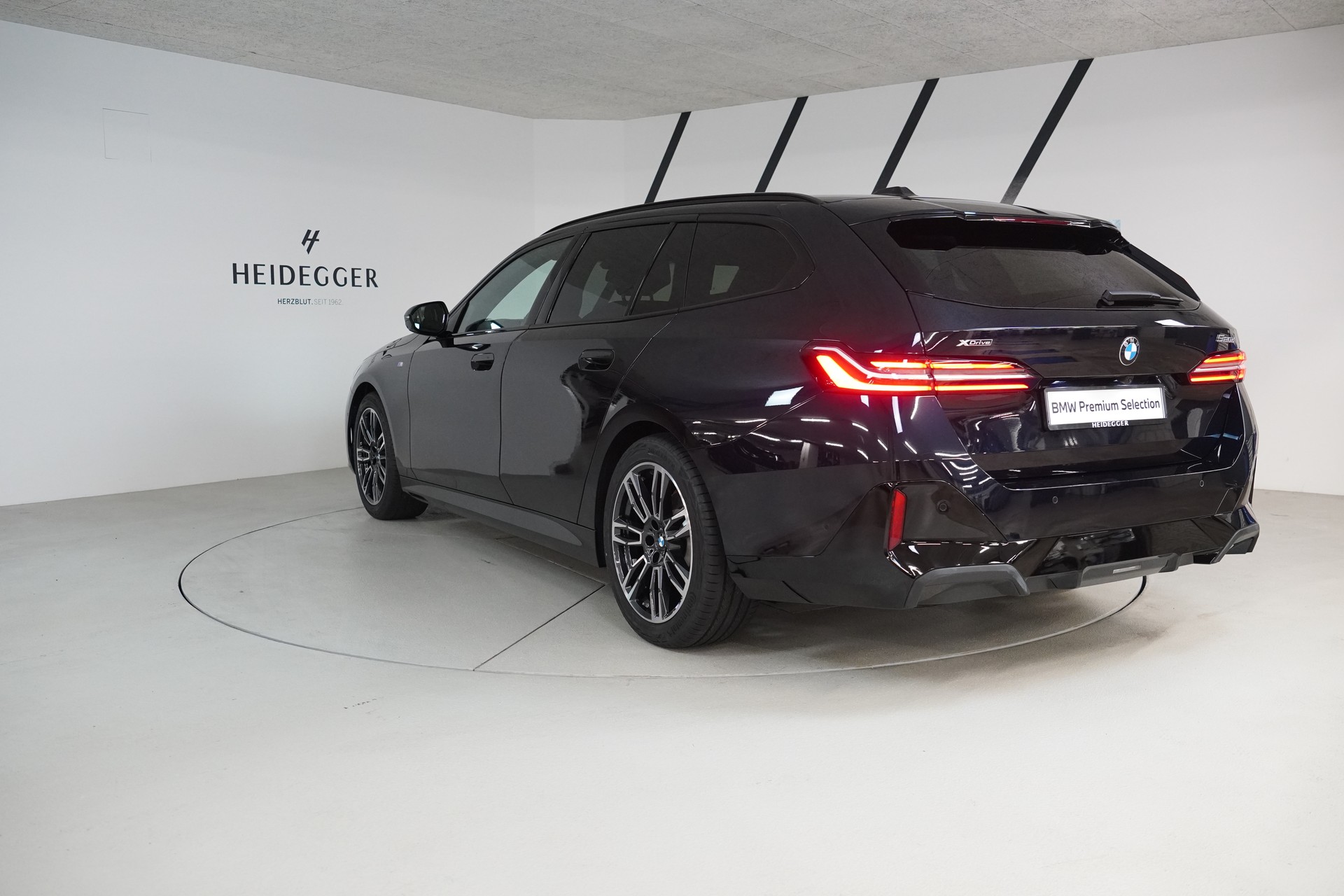 BMW 520d xDrive 48V Touring M Sport Steptronic-image-4