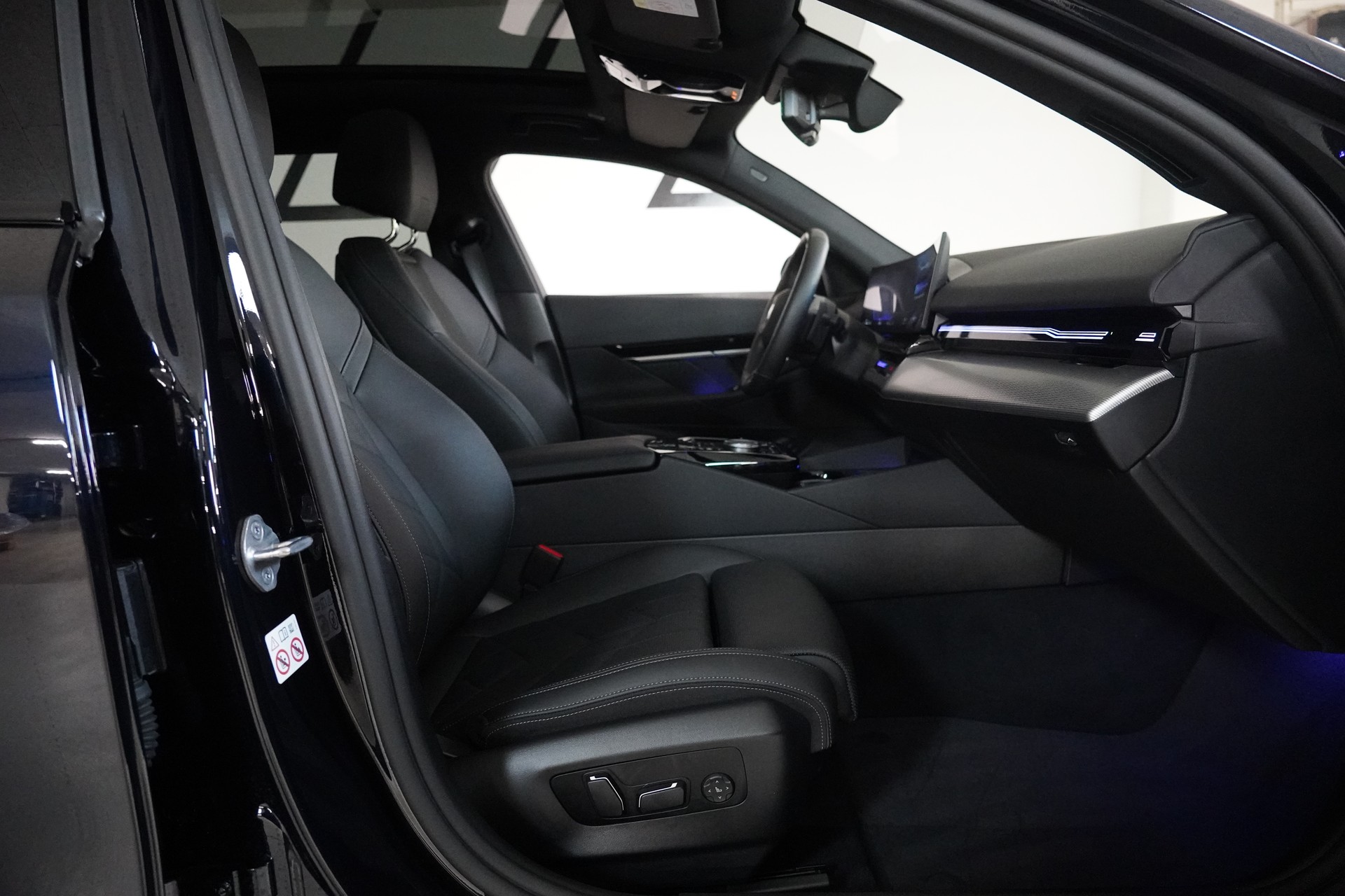 BMW 520d xDrive 48V Touring M Sport Steptronic-image-13