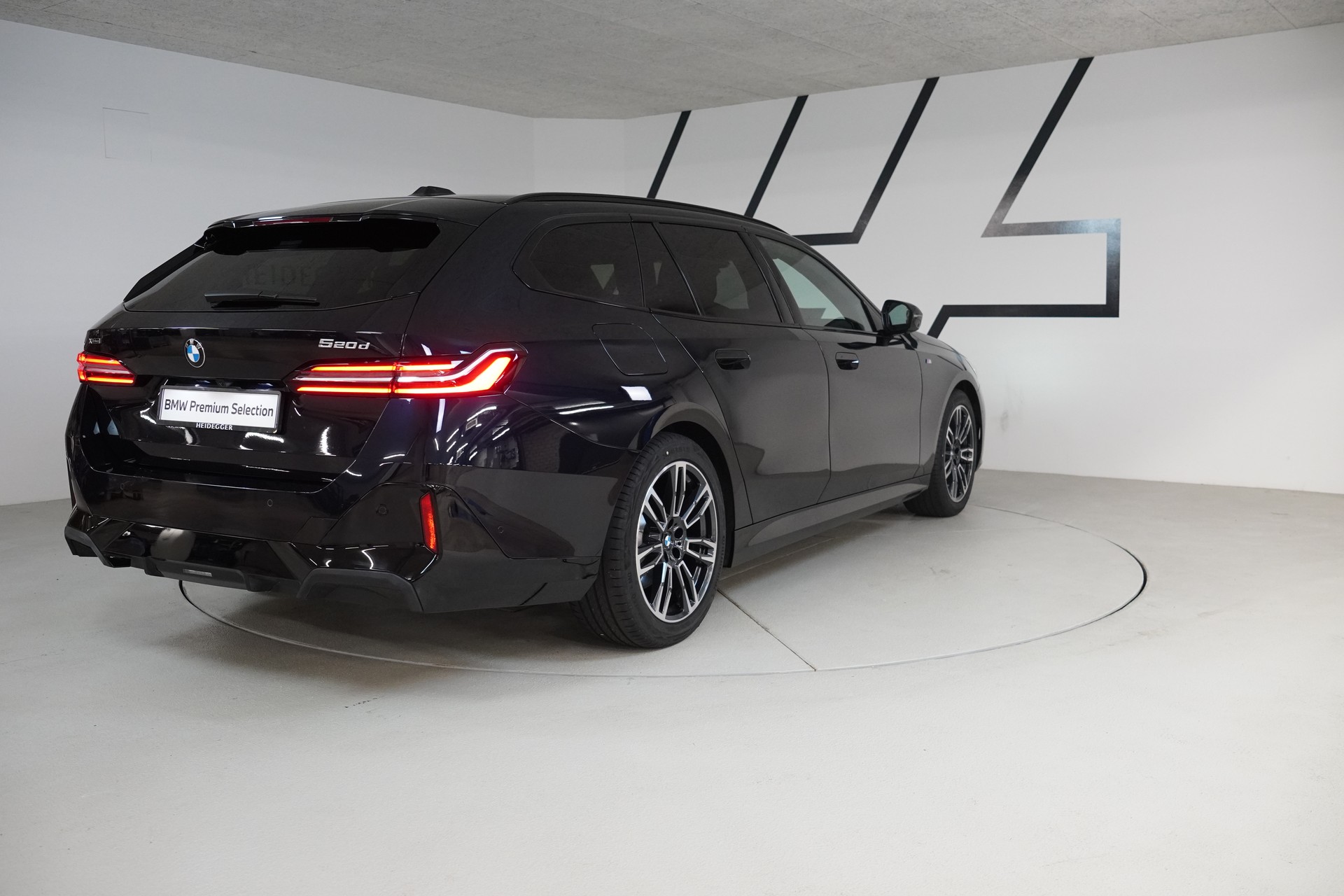 BMW 520d xDrive 48V Touring M Sport Steptronic-image-6