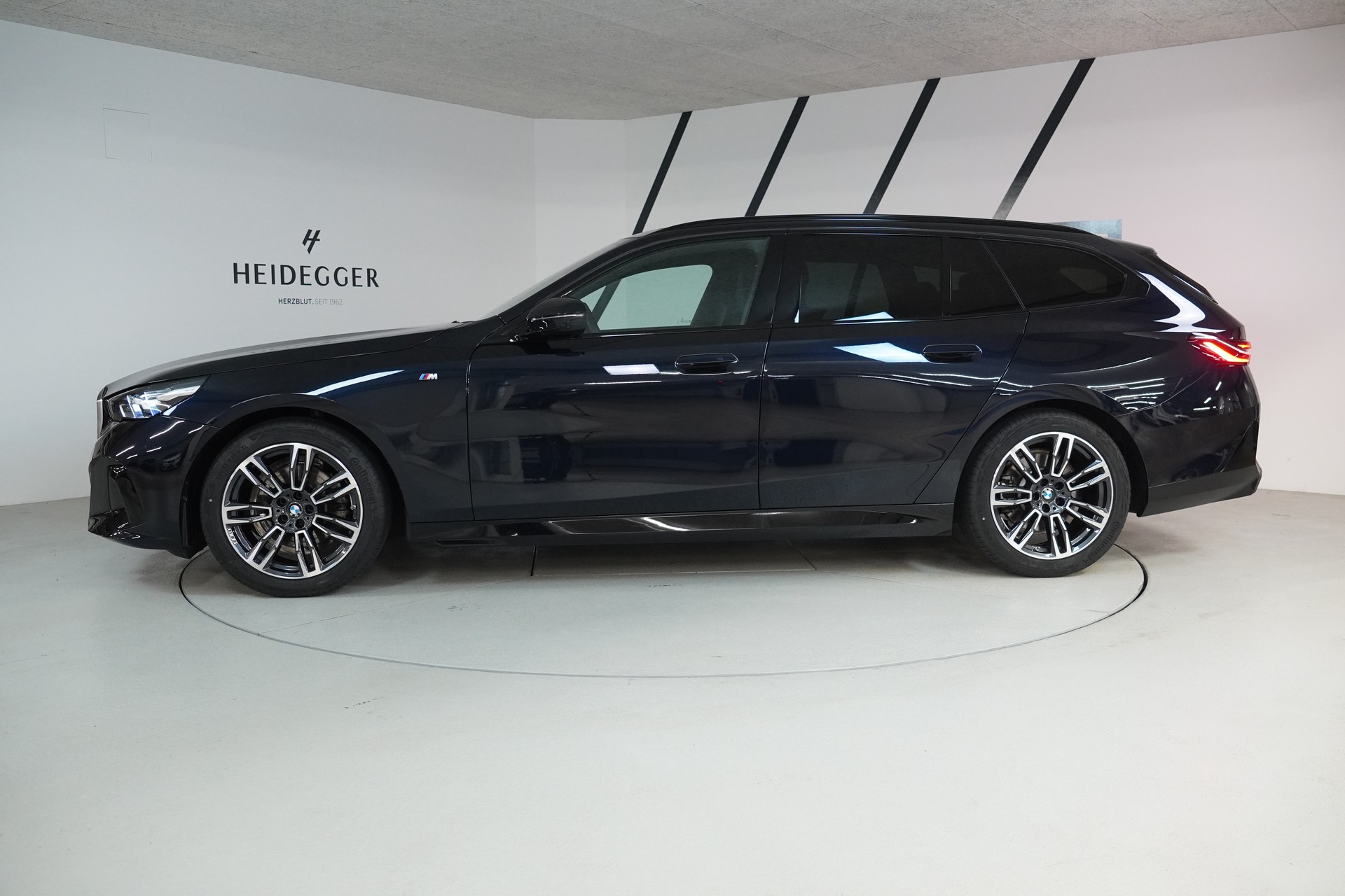 BMW 520d xDrive 48V Touring M Sport Steptronic-image-3