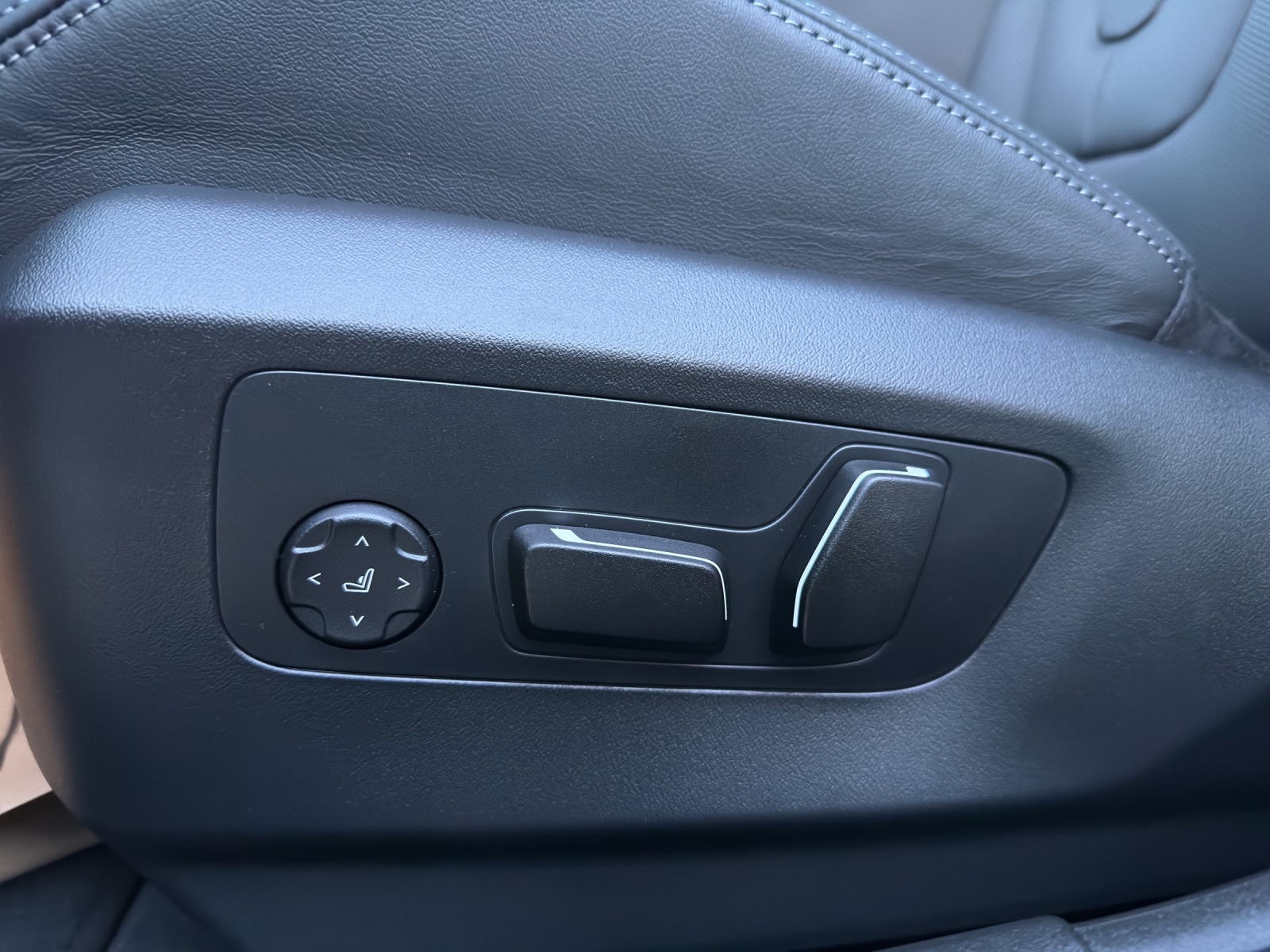 BMW M5 xDrive Touring-image-17