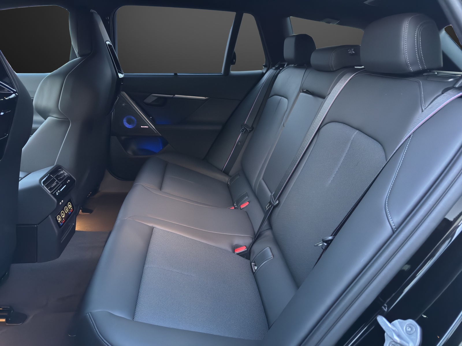 BMW M5 xDrive Touring-image-8