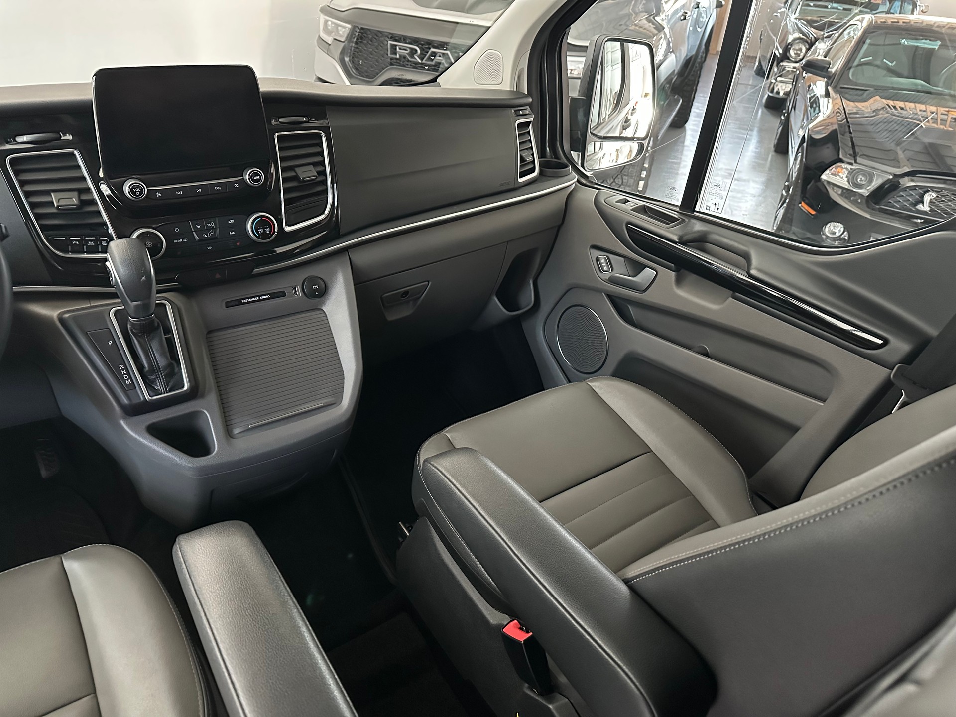FORD Tourneo Custom 320 L2H1 Titanium X A-image-10