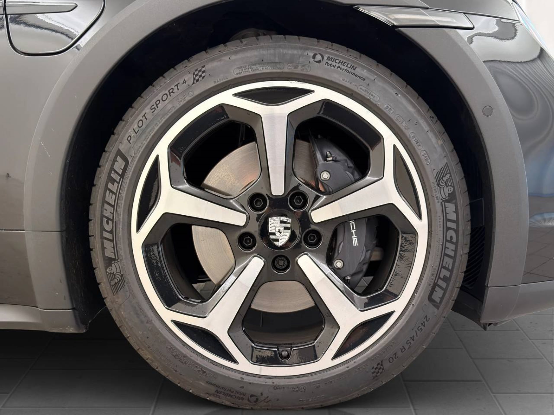 PORSCHE Taycan 4 Cross Turismo-image-11