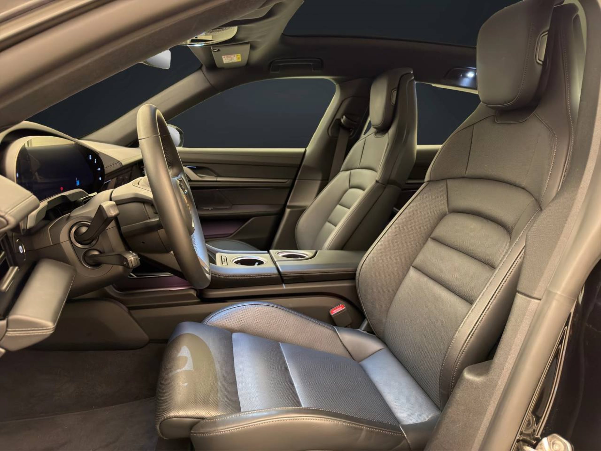 PORSCHE Taycan 4 Cross Turismo-image-4